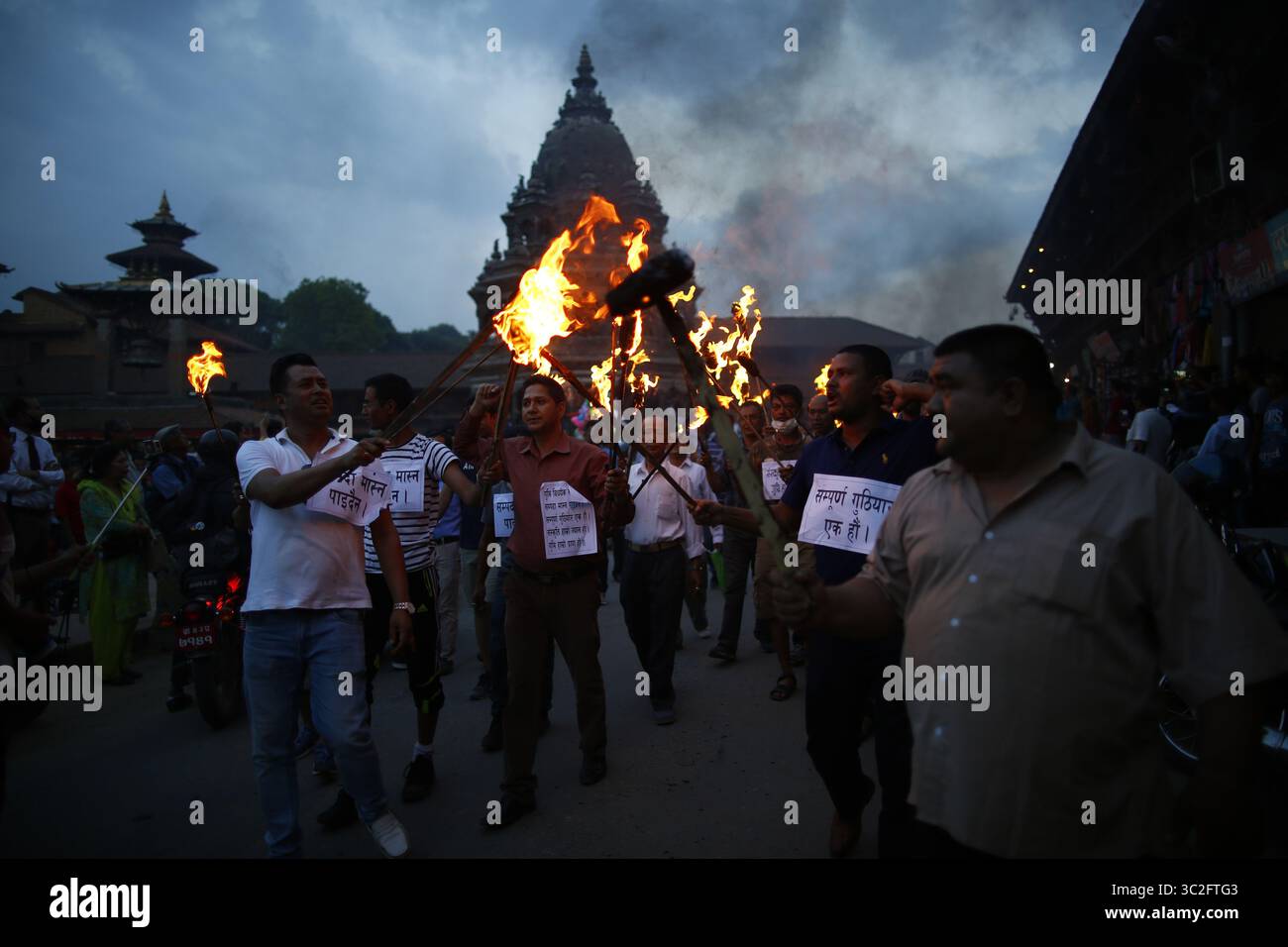 14 giugno 2019 - Lalitpur, Nepal - i membri della comunità indigena di Newar prendono parte a una protesta contro il controverso disegno di legge Guthi in piazza Patan Durbar a Lalitpur, Nepal, venerdì 14 giugno 2019. I manifestanti chiedono che il governo ritiri il disegno di legge Guthi registrato nell'Assemblea nazionale che prevede la nazionalizzazione di tutti i siti religiosi e i trust sotto una potente commissione. (Immagine di credito: © Skanda Gautam/ZUMA Wire) Foto Stock
