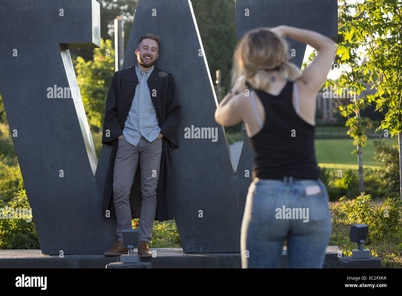 11 giugno 2019 - Seattle, Washington, Stati Uniti - Un laureato posa per le foto alla scultura "W" lungo Mountlake Boulevard presso l'Università di Washington l'11 giugno 2019. (Immagine di credito: © Paul Christian Gordon/ZUMA Wire) Foto Stock