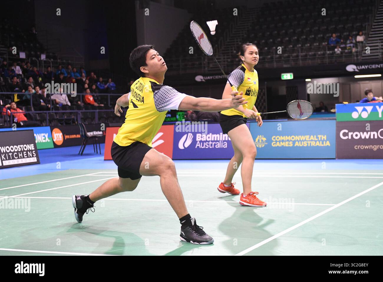 8 giugno 2019 - Sydney, nuovo Galles del Sud, Australia - Praveen Jordan e Melati Daeva Oktavianti (Indonesia) visti in azione durante l'Australian Badminton Open Mixed Doubles semi-finale match 2019 contro Yuta Watanabe e Arisa Higashino (Giappone). Jordan e Oktavianti hanno vinto il match 21-13, 12-21, 21-17. (Immagine di credito: © Luis Veniegra/immagini SOPA tramite filo ZUMA) Foto Stock
