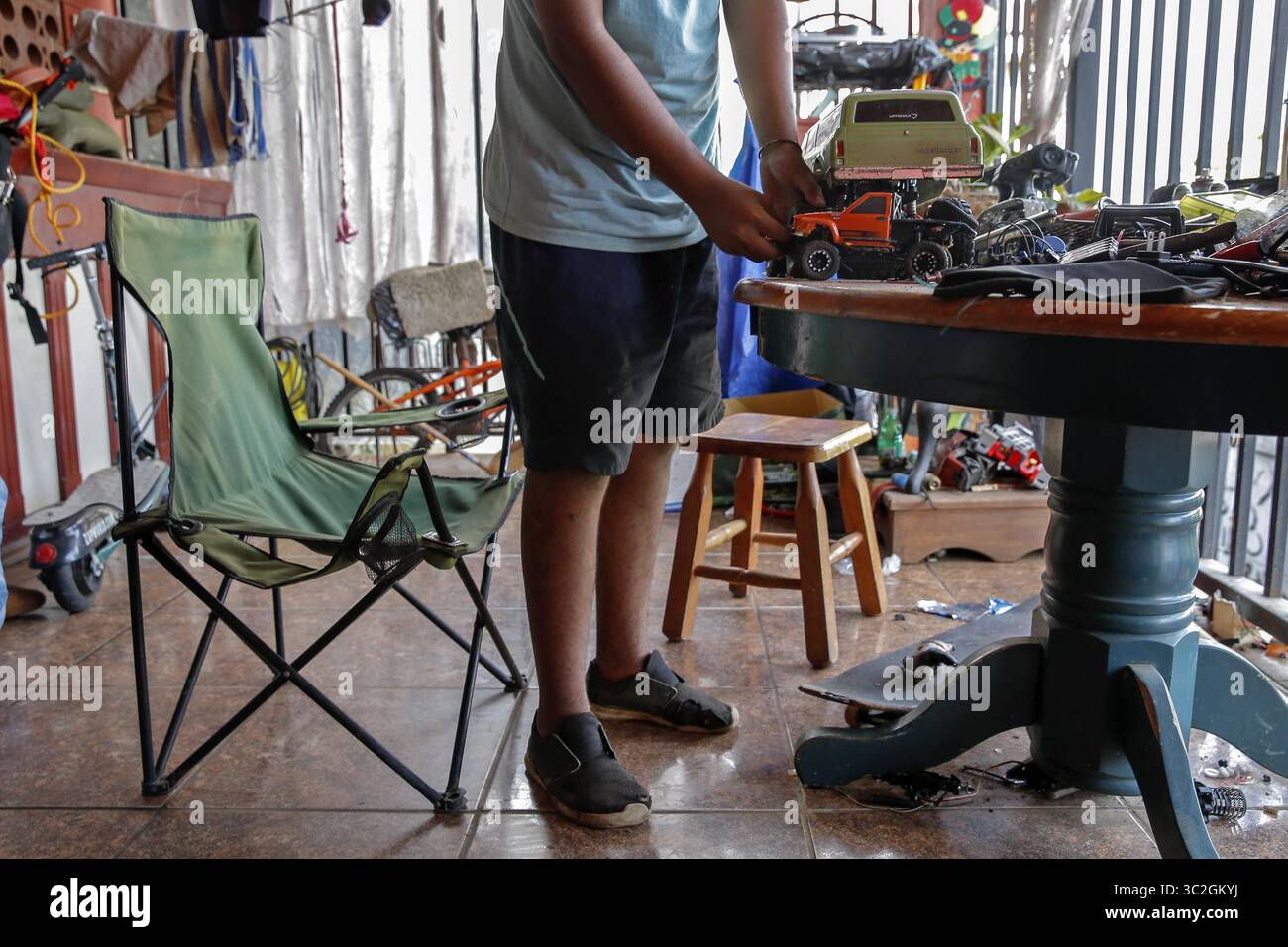 11 giugno 2019 - 11/06/2019. MATERIALE EMBARGADO HASTA SU PUBLICACION EN LA NACION EL 16 DE JUNIO DE 2019. San Isidro de Heredia. Hora: 04:10 p.m. Entrevista con un joven, cuya identidad quiere mantener en reserva, que luego de pensar que pronto estarÃÂ­a en una silla de ruedas debido a un mal diagnÃÂ³stico, recibiÃÂ³ de otro mÃÂ©dico un diagnÃÂ³stico (miastenia gravis) y un tratamiento adecuados y volviÃÂ³ a caminar casi normalmente. EN la foto, el joven ahora disfruta mÃÂs su aficiÃÂ³n a los carros crawler, que ÃÂ©l mismo construye..foto: Mayela LÃÂ³pez (Credit Image: © la Nacion vi Foto Stock