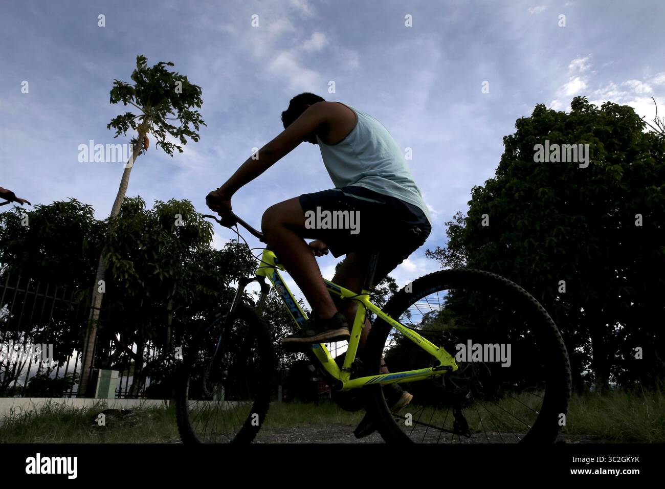 11 giugno 2019 - 11/06/2019. MATERIALE EMBARGADO HASTA SU PUBLICACION EN LA NACION EL 16 DE JUNIO DE 2019. San Isidro de Heredia. Hora: 04:10 p.m. Entrevista con un joven, cuya identidad quiere mantener en reserva, que luego de pensar que pronto estarÃÂ­a en una silla de ruedas debido a un mal diagnÃÂ³stico, recibiÃÂ³ de otro mÃÂ©dico un diagnÃÂ³stico (miastenia gravis) y un tratamiento adecuados y volviÃÂ³ a caminar casi normalmente. EN la foto, el joven ahora puede andar en DTCa como cualquier persona..Fotos: Mayela LÃÂ³pez (immagine di credito: © la Nacion via ZUMA Press) Foto Stock