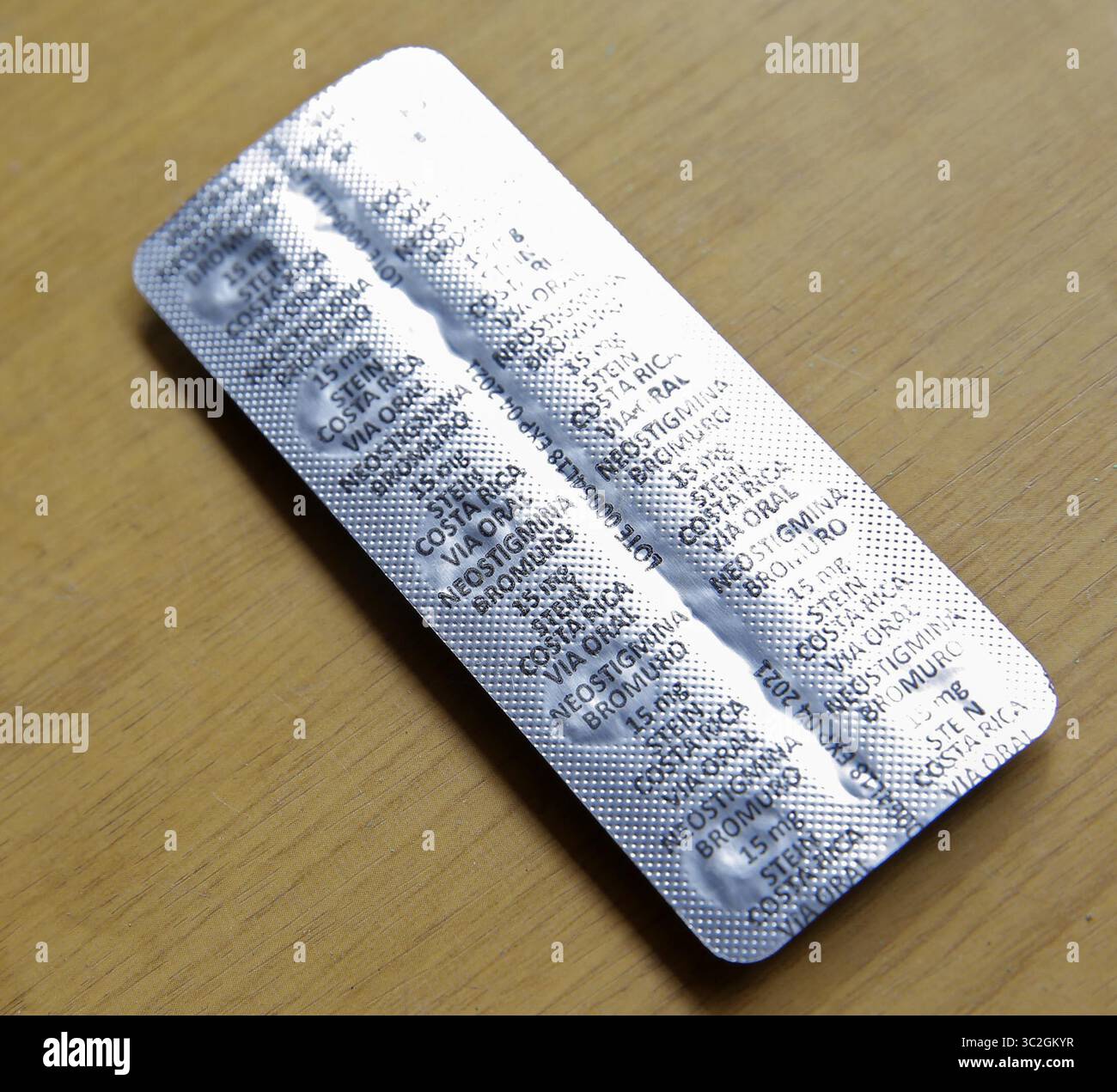 11 giugno 2019 - 11/06/2019. MATERIALE EMBARGADO HASTA SU PUBLICACION EN LA NACION EL 16 DE JUNIO DE 2019. San Isidro de Heredia. Hora: 04:10 p.m. Entrevista con un joven, cuya identidad quiere mantener en reserva, que luego de pensar que pronto estarÃÂ­a en una silla de ruedas debido a un mal diagnÃÂ³stico, recibiÃÂ³ de otro mÃÂ©dico un diagnÃÂ³stico (miastenia gravis) y un tratamiento adecuados y volviÃÂ³ a caminar casi normalmente. EN la foto, las pastillas que toma el muchacho varias veces al dÃÂ­a..Fotos: Mayela LÃÂ³pez (immagine di credito: © la Nacion via ZUMA Press) Foto Stock