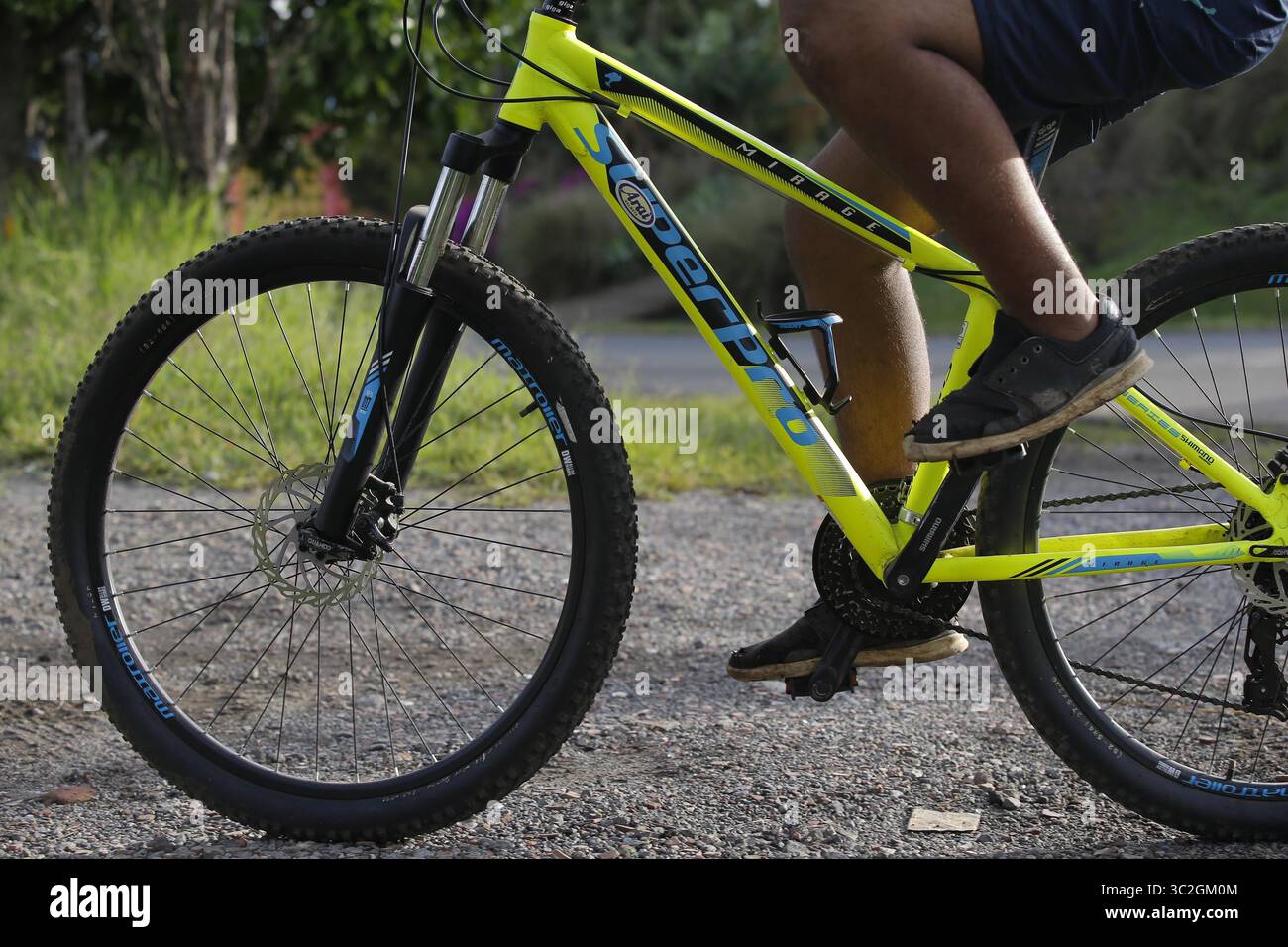 11 giugno 2019 - 11062019. MATERIALE EMBARGADO HASTA SU PUBLICACION EN LA NACION EL 16 DE JUNIO DE 2019. San Isidro de Heredia. Hora: 04:10 p.m. Entrevista con un joven, cuya identidad quiere mantener en reserva, que luego de pensar que pronto estarÃÂ­a en una silla de ruedas debido a un mal diagnÃÂ³stico, recibiÃÂ³ de otro mÃÂ©dico un diagnÃÂ³stico (miastenia gravis) y un tratamiento adecuados y volviÃÂ³ a caminar casi normalmente. EN la foto, el joven ahora puede andar en DTCa como cualquier persona..Fotos: Mayela LÃÂ³pez (immagine di credito: © la Nacion via ZUMA Press) Foto Stock