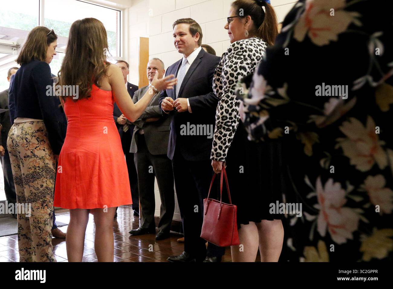 17 giugno 2019 - largo, Florida, Stati Uniti - il membro del Consiglio scolastico della contea di Pinellas Lisa cane (distretto 2), ha lasciato, visite con il governatore della Florida Ron DeSantis, centro, durante una visita alla scuola elementare Ridgecrest a largo lunedì (6/17/19) dove DeSantis ha annunciato che la legislatura metterà da parte 10 milioni di dollari per formare, reclutare e trattenere insegnanti di informatica durante una conferenza stampa. Il finanziamento fa parte di una più ampia legge sull'istruzione della forza lavoro che il governatore ha detto che firmerà "presto. (Immagine di credito: © Douglas R. Clifford/Tampa Bay Times via cavo ZUMA) Foto Stock