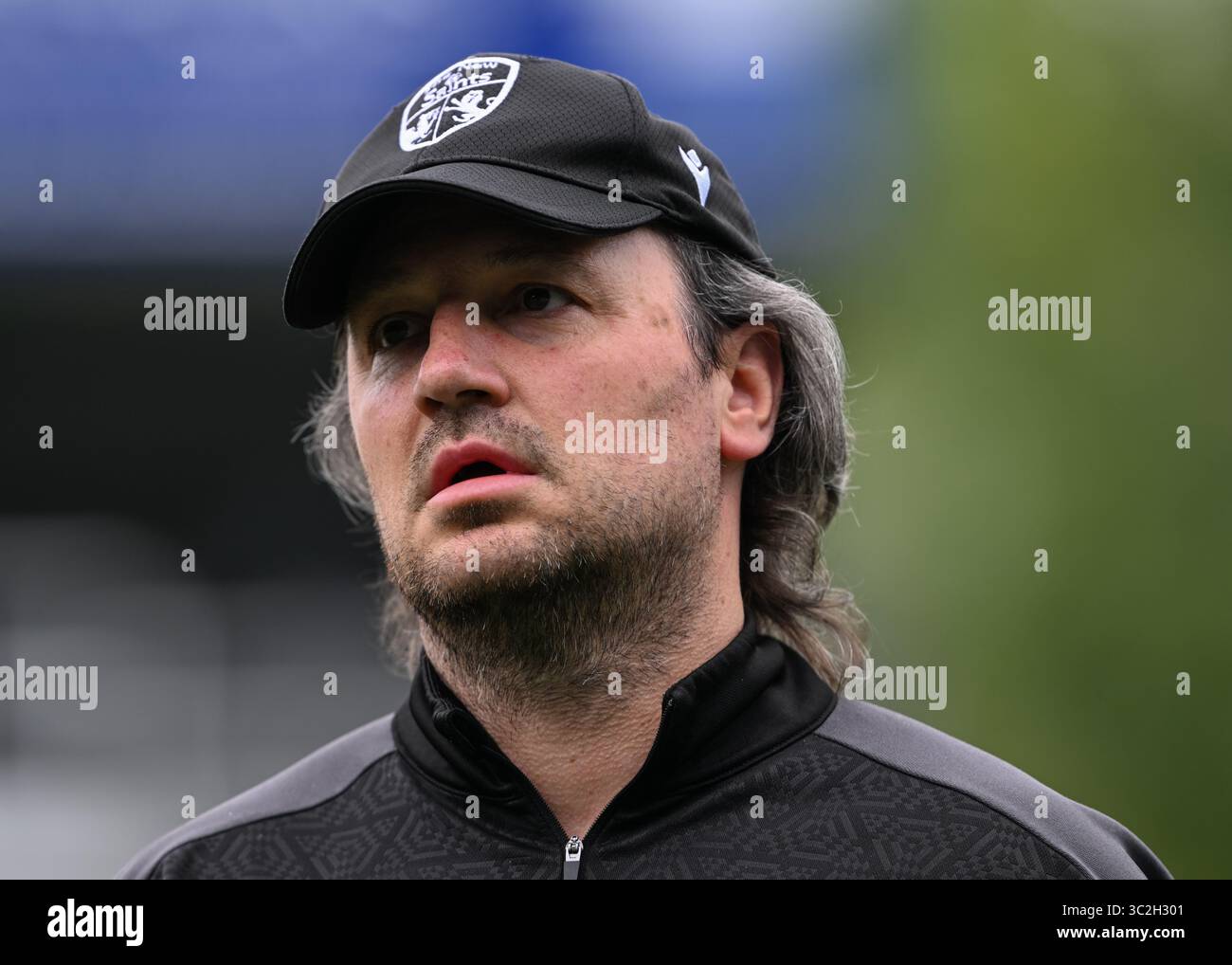 Park Hall Stadium, Oswestry, Shropshire, Inghilterra, 23 luglio 2025. Craig Harrison capo allenatore dei New Saints davanti ai New Saints of Oswestry Town & Llansantffraid Football Club/The New Saints (TNS) contro FC Differdange 03 nella partita di primo turno di qualificazione della UEFA Europa Conference League, al Park Hall. (Immagine di credito: ©Cody Froggatt/Alamy Live News) Foto Stock Park Hall Stadium, Oswestry, Shropshire, Inghilterra, 23 luglio 2025. Craig Harrison capo allenatore dei New Saints davanti ai New Saints of Oswestry Town & Llansantffraid Football Club/The New Saints (TNS) contro FC Differdange 03 nella partita di primo turno di qualificazione della UEFA Europa Conference League, al Park Hall. (Immagine di credito: ©Cody Froggatt/Alamy Live News) Foto Stock