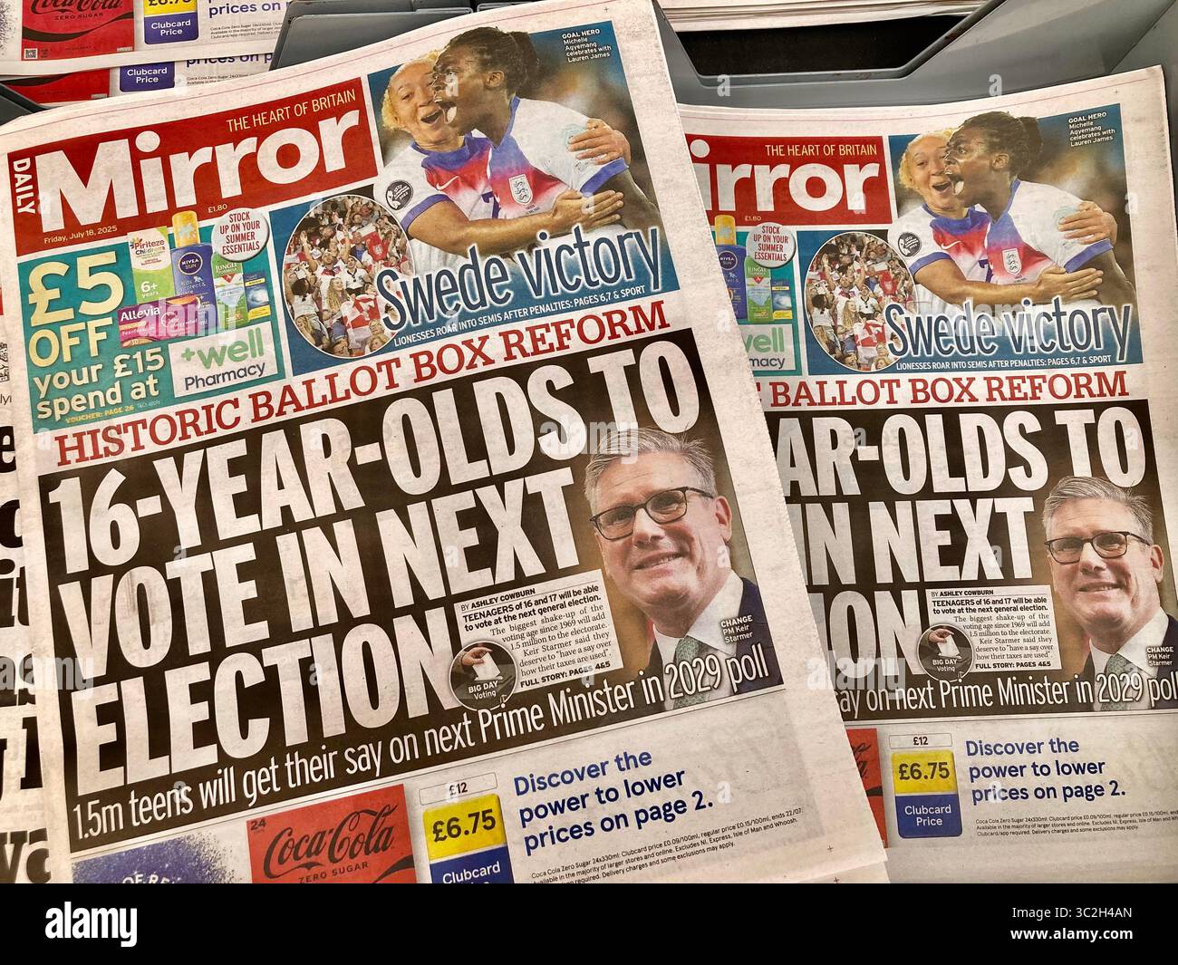 Le prime pagine del quotidiano britannico Tabloid con il governo laburista hanno accelerato i piani per abbassare l'età di voto a 16 in tutte le elezioni del Regno Unito Foto Stock