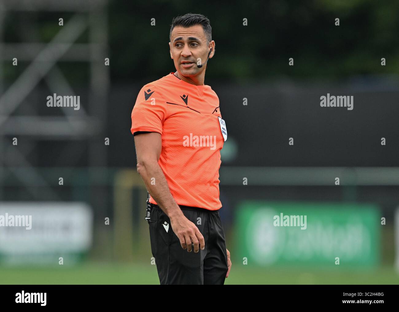 Park Hall Stadium, Oswestry, Shropshire, Inghilterra, 23 luglio 2025. Arbitro Sandi Putros durante la partita New Saints of Oswestry Town & Llansantffraid Football Club/The New Saints (TNS) contro FC Differdange 03 nella UEFA Europa Conference League secondo turno di qualificazione First Leg, a Park Hall. (Immagine di credito: ©Cody Froggatt/Alamy Live News) Foto Stock Park Hall Stadium, Oswestry, Shropshire, Inghilterra, 23 luglio 2025. Arbitro Sandi Putros durante la partita New Saints of Oswestry Town & Llansantffraid Football Club/The New Saints (TNS) contro FC Differdange 03 nella UEFA Europa Conference League secondo turno di qualificazione First Leg, a Park Hall. (Immagine di credito: ©Cody Froggatt/Alamy Live News) Foto Stock