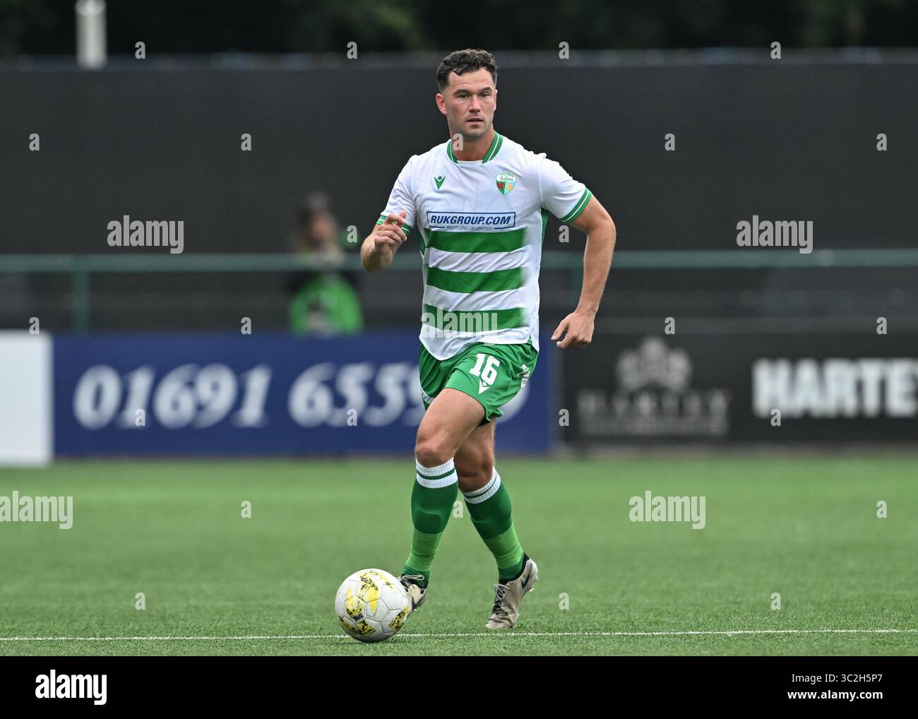 Park Hall Stadium, Oswestry, Shropshire, Inghilterra, 23 luglio 2025. Harrison McGahey dei New Saints durante i New Saints of Oswestry Town & Llansantffraid Football Club/The New Saints (TNS) contro FC Differdange 03 nella partita di qualificazione del secondo turno della UEFA Europa Conference League First Leg, a Park Hall. (Immagine di credito: ©Cody Froggatt/Alamy Live News) Foto Stock Park Hall Stadium, Oswestry, Shropshire, Inghilterra, 23 luglio 2025. Harrison McGahey dei New Saints durante i New Saints of Oswestry Town & Llansantffraid Football Club/The New Saints (TNS) contro FC Differdange 03 nella partita di qualificazione del secondo turno della UEFA Europa Conference League First Leg, a Park Hall. (Immagine di credito: ©Cody Froggatt/Alamy Live News) Foto Stock
