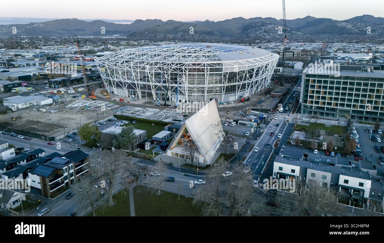 Veduta aerea della Cattedrale di transizione in mezzo alla vivace città, la cornice scheletrica dello stadio che raggiunge il cielo, Christchurch Central City, Cante Foto Stock