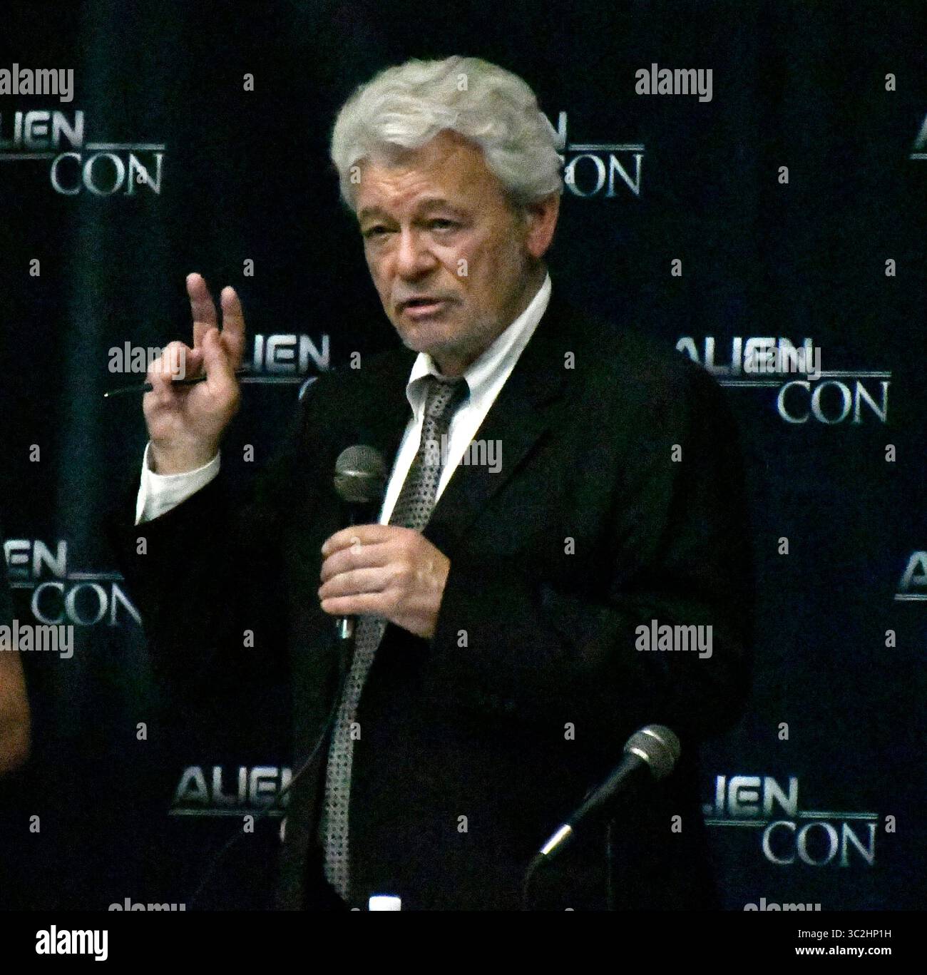 George Knapp (KLAS TV), giornalista investigativo, parla del ranch skinwalker che un tempo era di proprietà di Las Vegas, il nuovo show di Robert Bigelow History del canale ''Unidentified'' sabato. Il video mostra le ultime riprese UFO di F-18 caccia jet statunitensi, durante l'Alien con del 2019 al Los Angeles Convention Center. Los Angeles, CA. Giugno 2019. Foto di Gene Blevins/ZumaPress (immagine di credito: © Gene Blevins/ZUMA Wire) Foto Stock