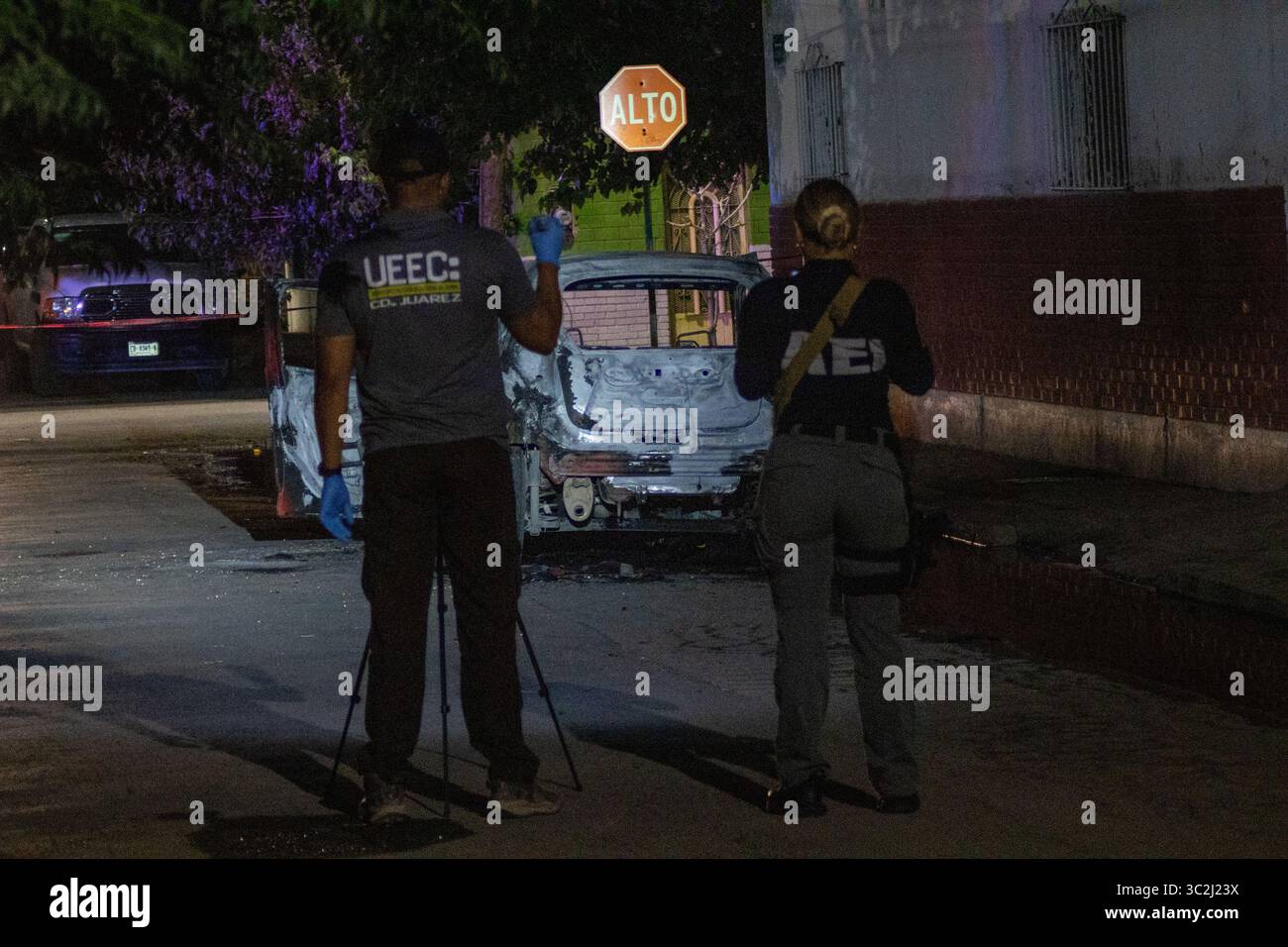 Il team legale indaga su un veicolo affittato a Ciudad Juarez. Foto Stock