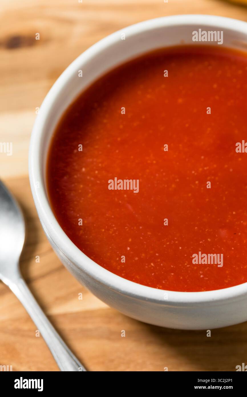 Salsa al barbecue all'aceto dolce fatta in casa in una ciotola per patatine fritte Foto Stock