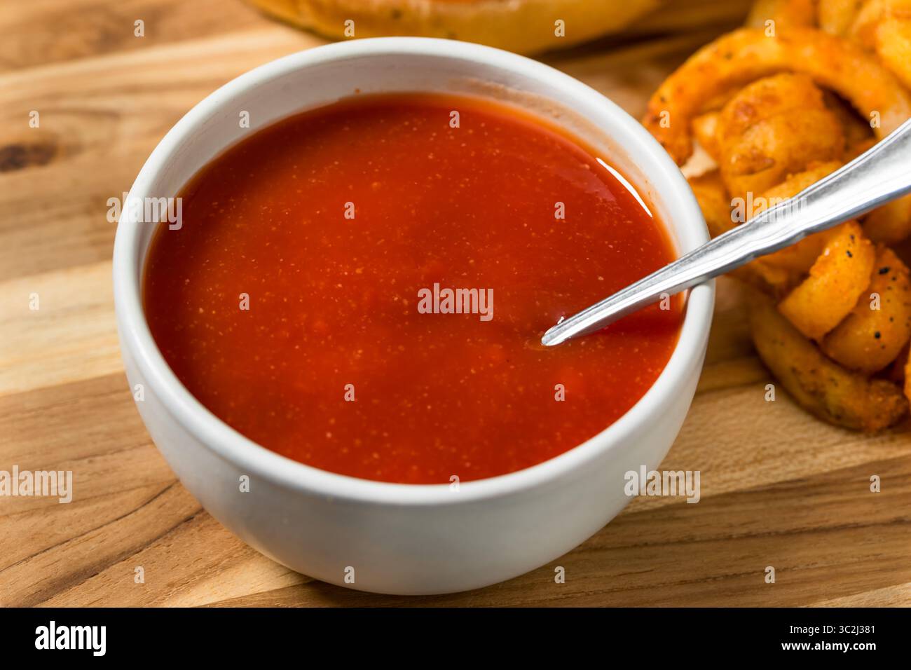 Salsa al barbecue all'aceto dolce fatta in casa in una ciotola per patatine fritte Foto Stock