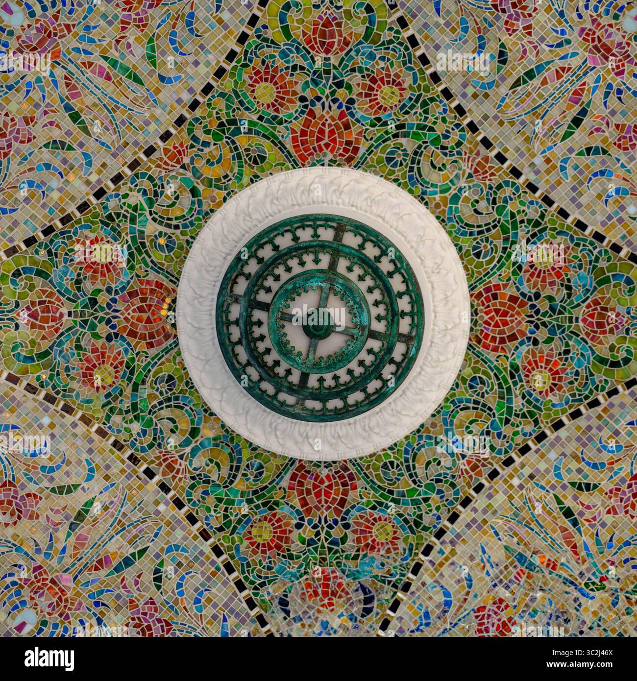 Soffitto piastrellato della cupola Indian Memorial Fountain nel Parco Yamashita di Yokohama, donato nel 1939 dalla comunità indiana per onorare l'assistenza giapponese Foto Stock