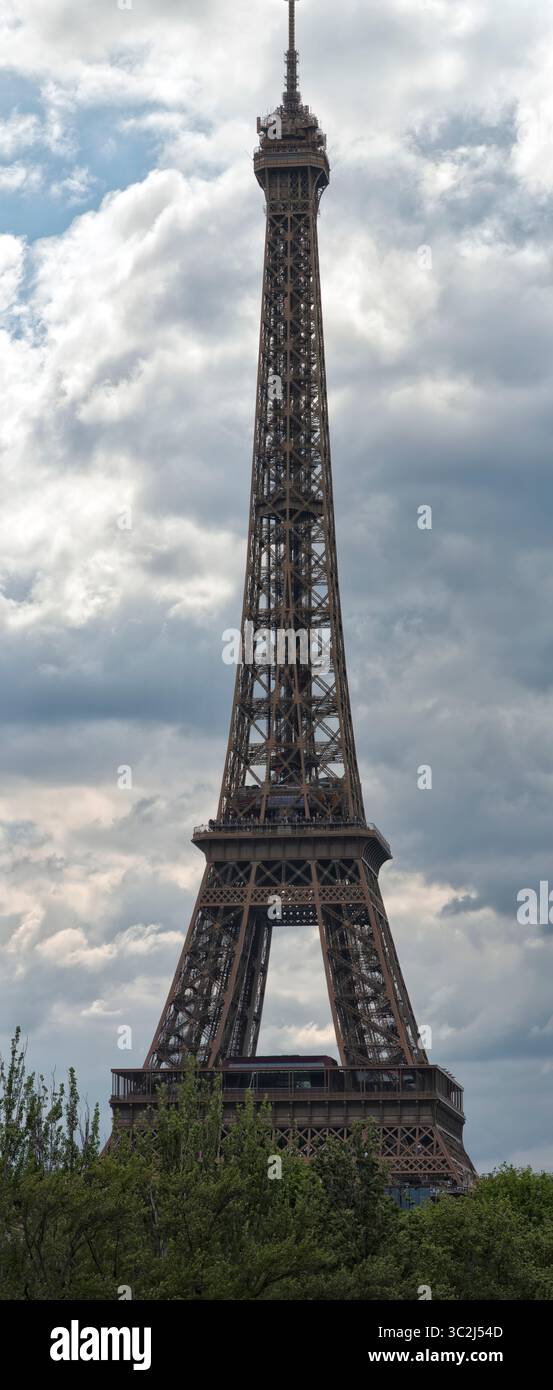 Attrazione iconica di Parigi, la Torre Eiffel con cielo nuvoloso blu Foto Stock