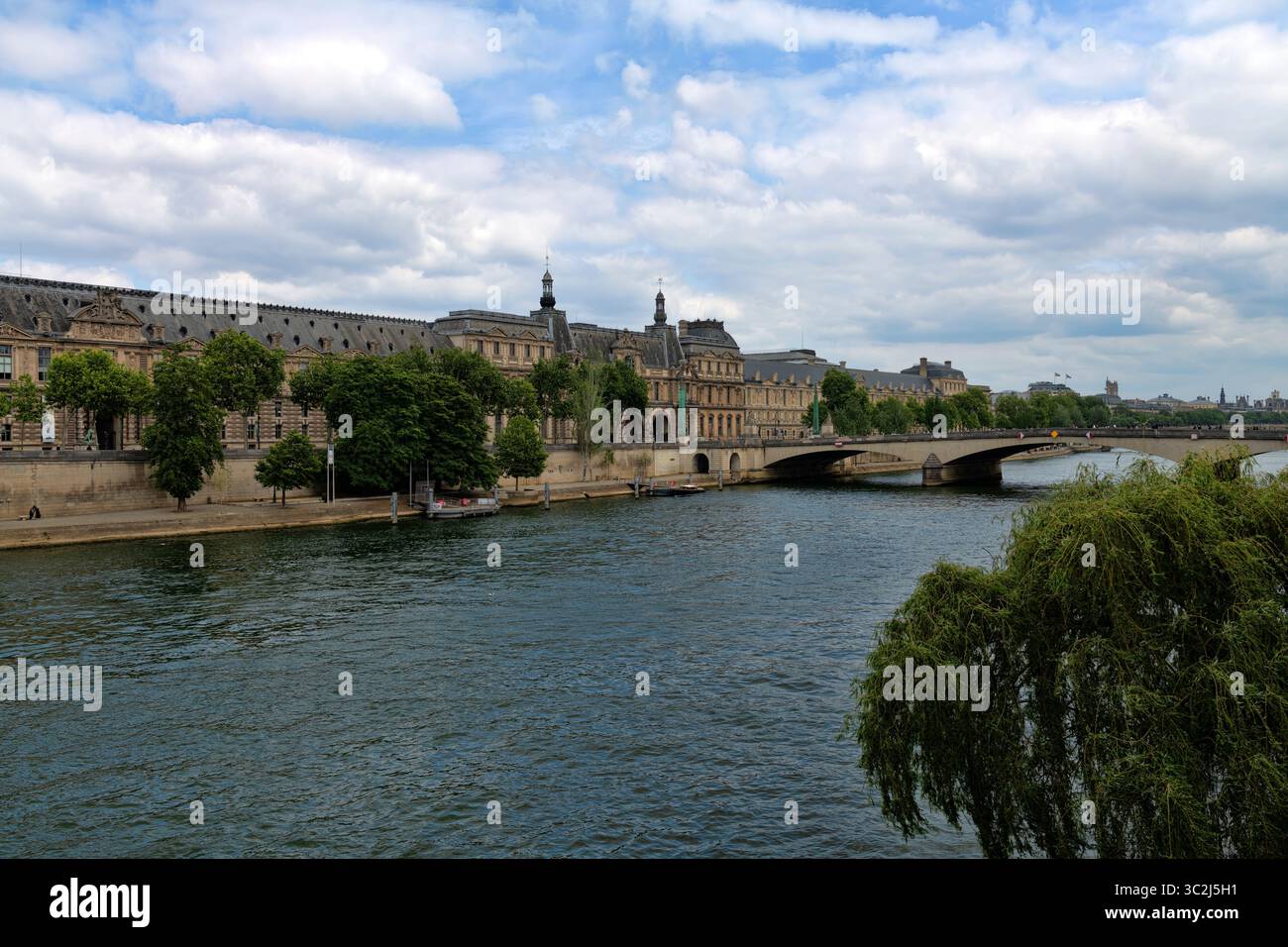 Parigi, Francia - 7 maggio 2025: Il Pont Royal, uno storico ponte ad arco in pietra noto per il suo collegamento con il Louvre e l'attraversamento della Senna. Foto Stock
