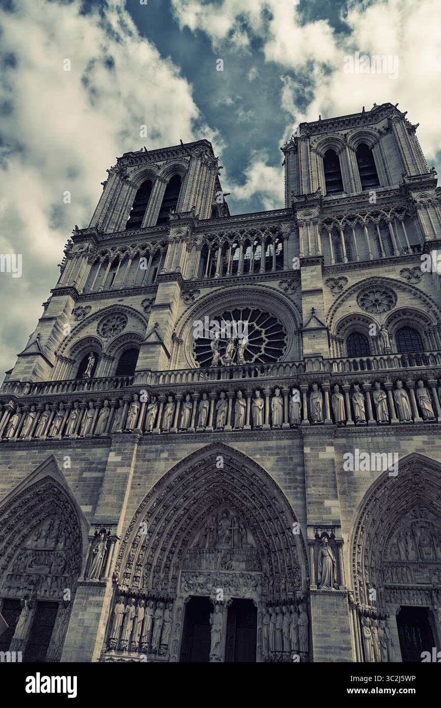 Splendido design architettonico all'ingresso della Cattedrale di Notre Dame a Parigi, Francia Foto Stock