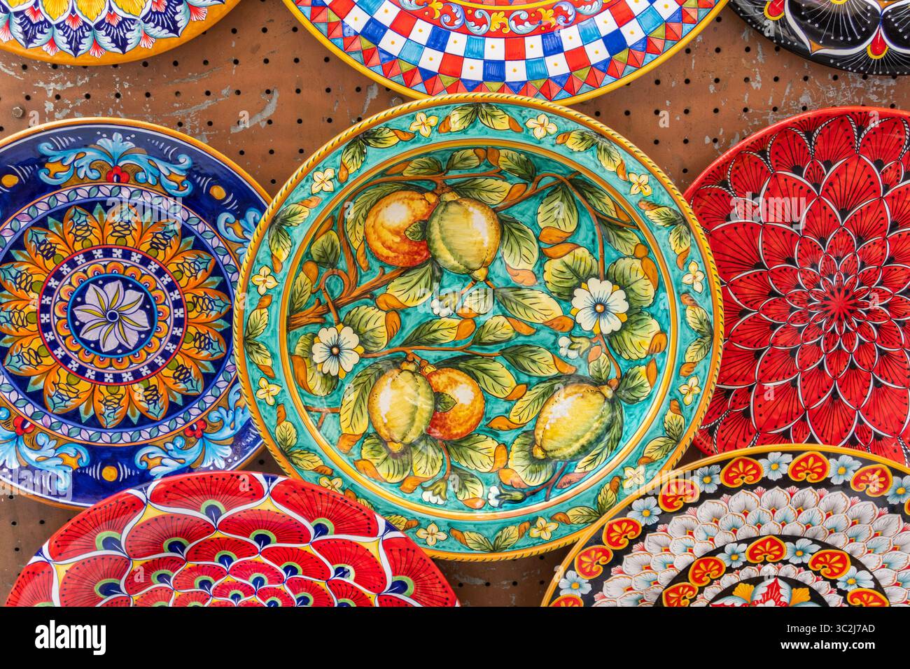 Famose ceramiche colorate sulla Costiera Amalfitana, Sorento, Campania, Italia Foto Stock