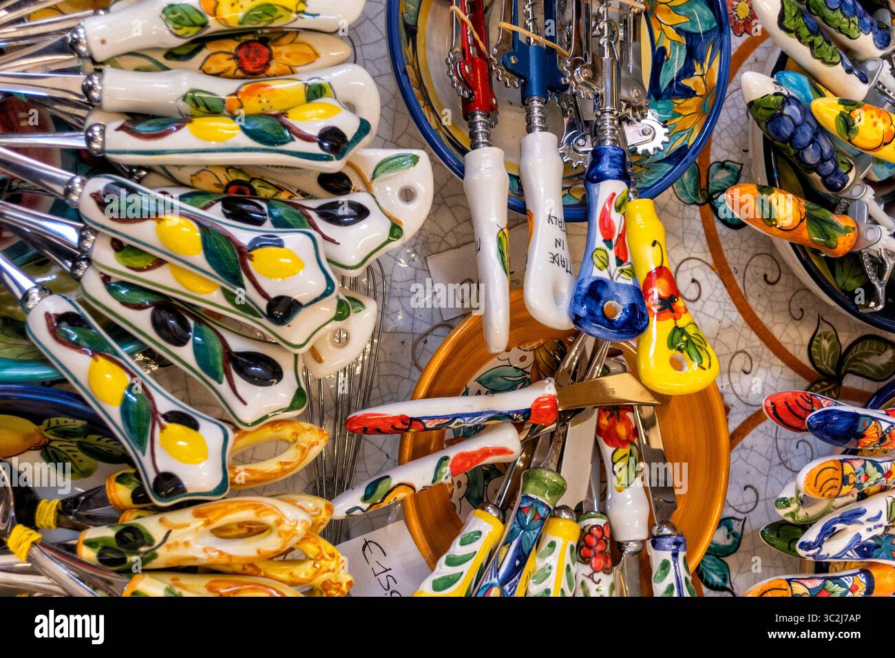 Famose posate con manico in ceramica colorata sulla Costiera Amalfitana, Ravello, Campania, Italia Foto Stock