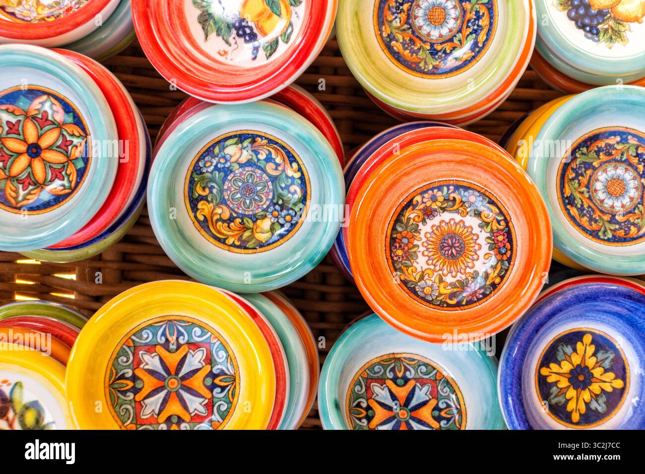 Famose ceramiche colorate sulla Costiera Amalfitana, Sorento, Campania, Italia Foto Stock