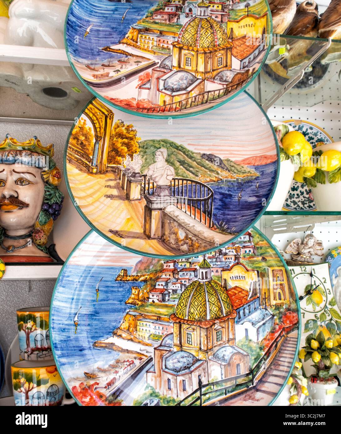 Famose ceramiche colorate sulla Costiera Amalfitana, Sorento, Campania, Italia Foto Stock