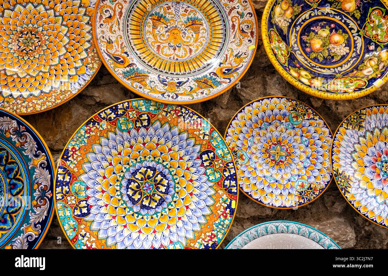 Famose ceramiche colorate sulla Costiera Amalfitana, Sorento, Campania, Italia Foto Stock