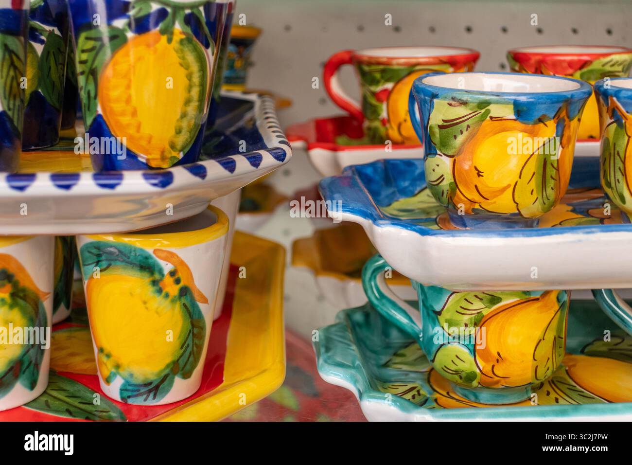 Famose ceramiche colorate sulla Costiera Amalfitana, Sorento, Campania, Italia Foto Stock