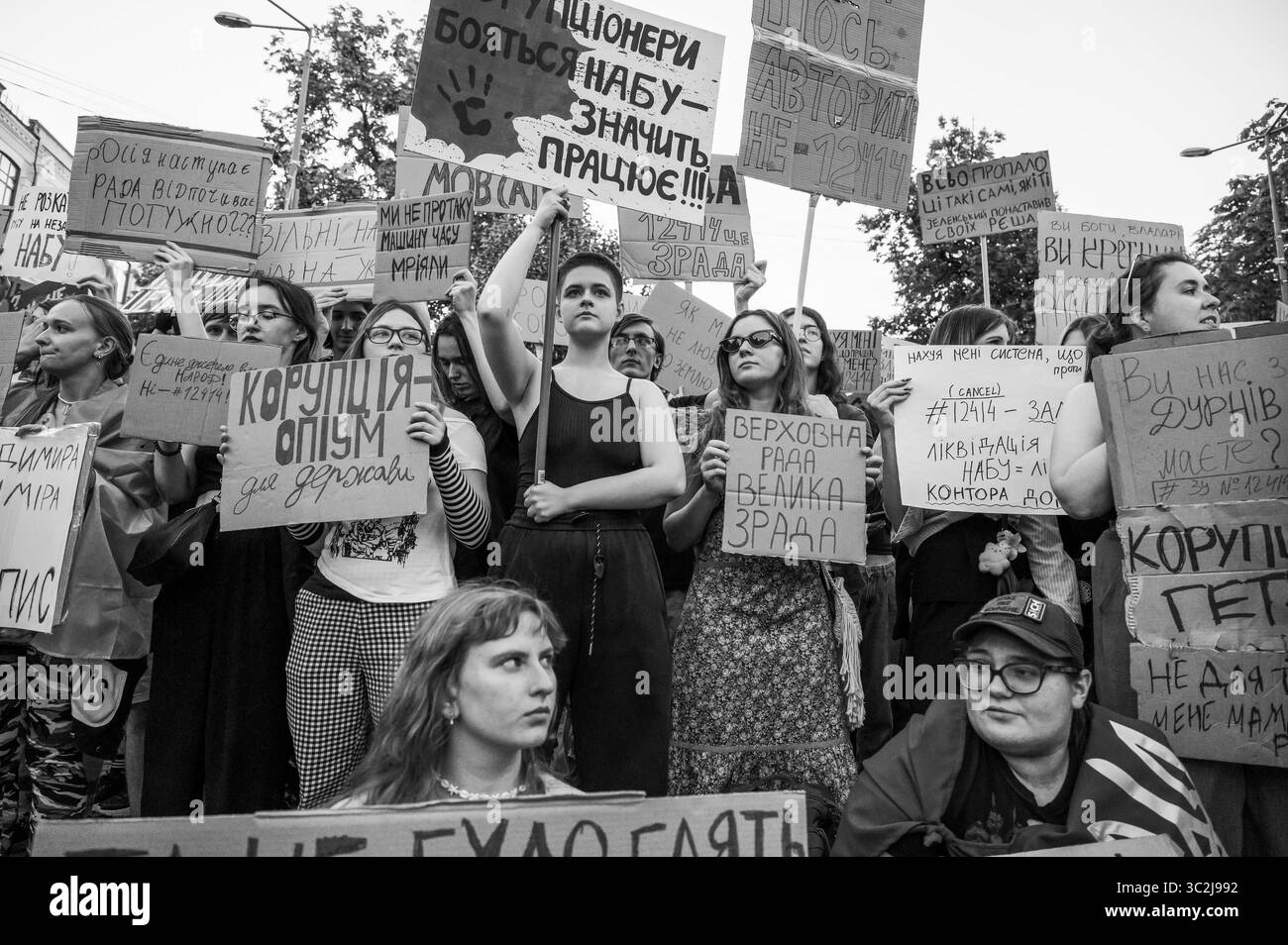 Kiev, Ucraina 23 luglio 2025, protesta della folla contro la legge 12414, che limita l'agenzia Ucraina NABU, tiene dei cartelli ed esprime il dissenso in una potente manifestazione Foto Stock