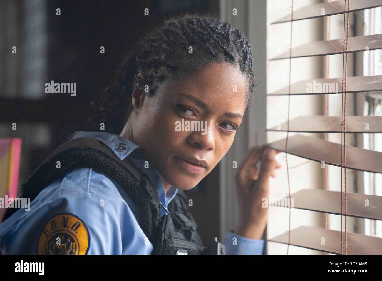 DATA DI USCITA: 25 ottobre 2019 TITOLO: Black and Blue STUDIO: Screen Gems DIRECTOR: Deon Taylor TRAMA: "Black and Blue" è un thriller d'azione su un poliziotto novellino (Naomie Harris) che inavvertitamente cattura l'omicidio di una giovane spacciatrice di droga sulla sua videocamera. PROTAGONISTA: NAOMIE HARRIS nel ruolo di Alicia West. (Immagine di credito: © Screen Gems/Entertainment Pictures/ZUMAPRESS.com) Foto Stock