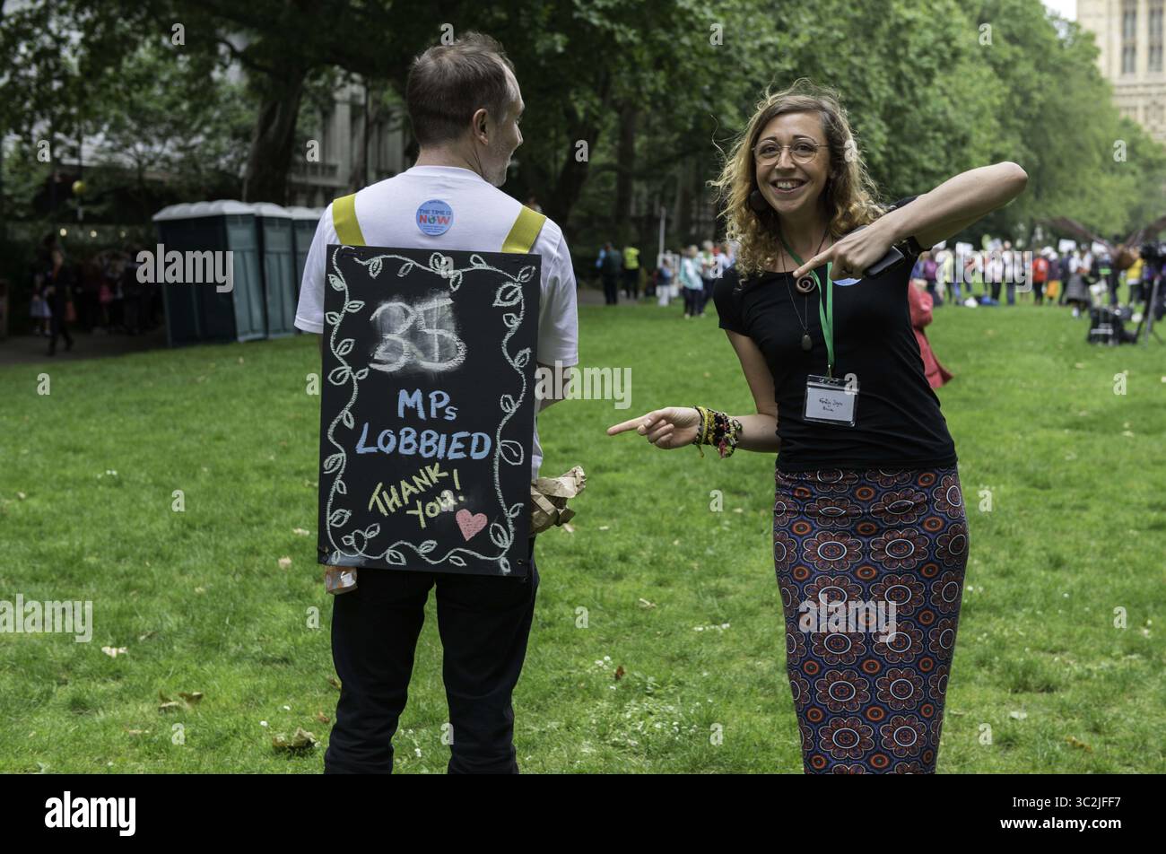 26 giugno 2019 - Londra, Greater London, Regno Unito - i manifestanti ambientali si riuniscono intorno a Westminster durante la manifestazione..i manifestanti ambientali si sono riuniti intorno a Westminster per fare pressione sui politici e dire loro che devono essere intraprese azioni per il clima e l'ambiente. Hanno anche chiesto ai MPâ di approvare nuove leggi per ridurre le emissioni e affrontare l'inquinamento della plastica. (Immagine di credito: © Andres Pantoja/SOPA Images via ZUMA Wire) Foto Stock 26 giugno 2019 - Londra, Greater London, Regno Unito - i manifestanti ambientali si riuniscono intorno a Westminster durante la manifestazione..i manifestanti ambientali si sono riuniti intorno a Westminster per fare pressione sui politici e dire loro che devono essere intraprese azioni per il clima e l'ambiente. Hanno anche chiesto ai MPâ di approvare nuove leggi per ridurre le emissioni e affrontare l'inquinamento della plastica. (Immagine di credito: © Andres Pantoja/SOPA Images via ZUMA Wire) Foto Stock