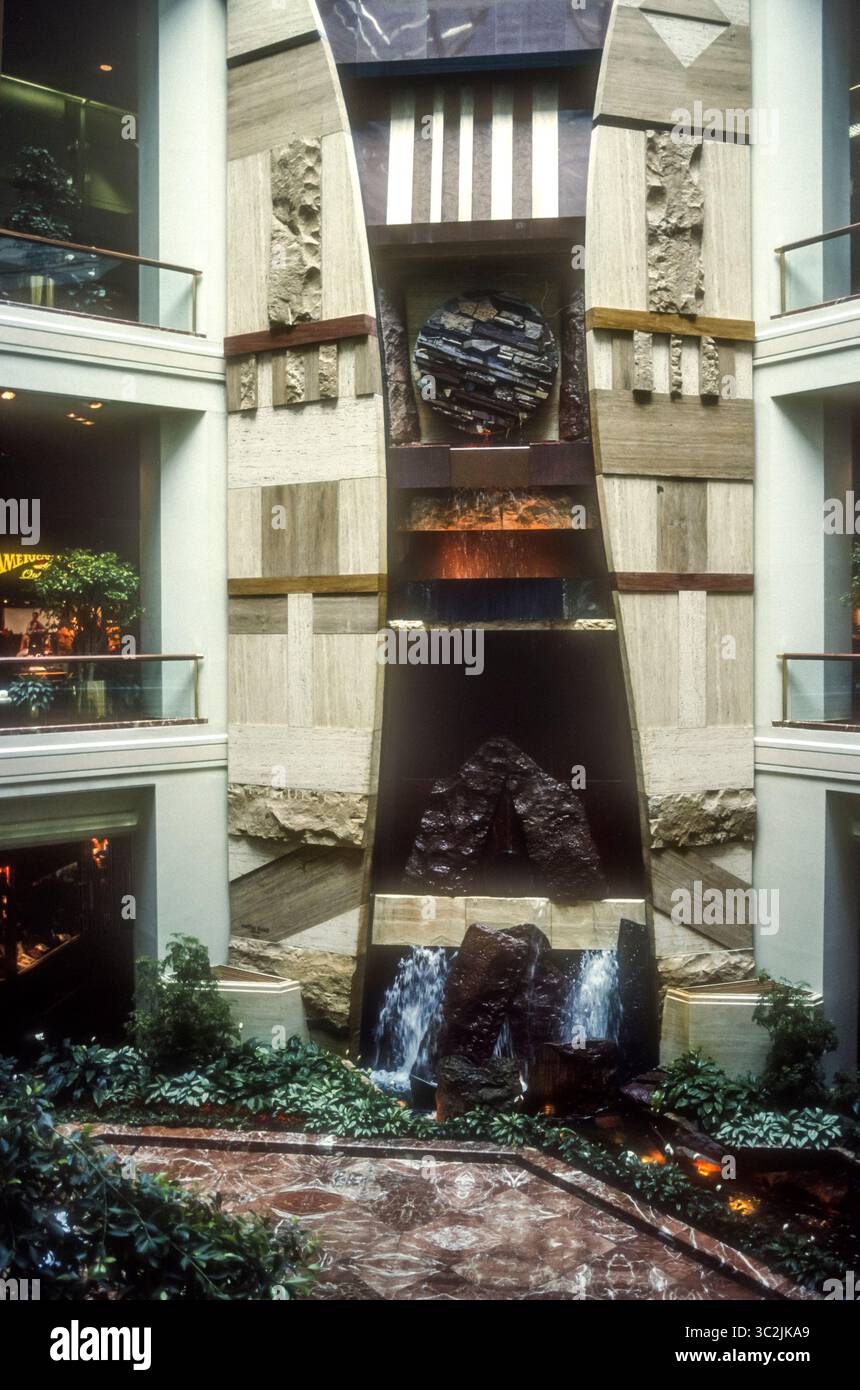1992 foto d'archivio della cascata artificiale nel centro commerciale Copley Place, Boston, Massachusetts. Foto Stock