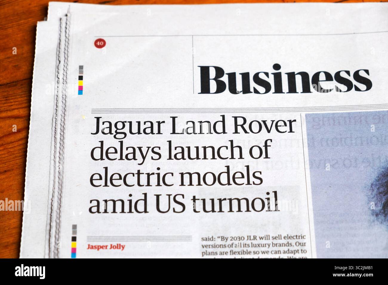 "Jaguar Land Rover ritarda il lancio di modelli elettrici in mezzo ai tumulti statunitensi" titolo del quotidiano Guardian Business Carmakers articolo 19 luglio 2025 Londra Regno Unito Foto Stock