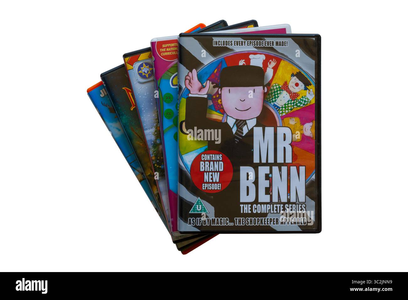 Un mucchio di DVD con Mr Benn, il DVD completo della serie, in cima isolato su sfondo bianco Foto Stock