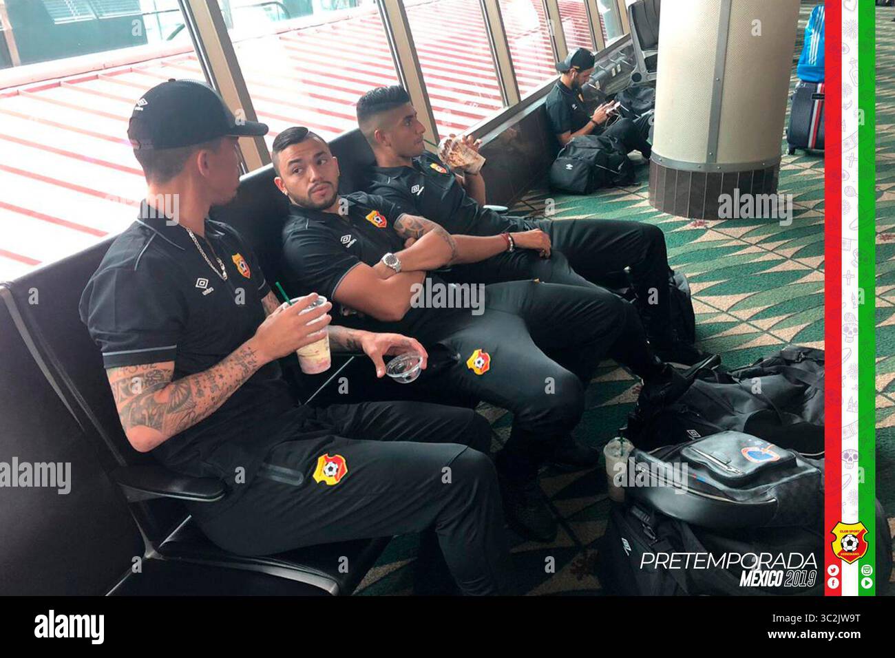 28 giugno 2019 - John Jairo Ruiz junto a Juan Bustos (al fondo) y Ariel Soto (primero) en el aeropuerto Juan SantamarÃÂ­a. FotografÃÂ­a: Herediano. (Immagine di credito: © la Nacion via ZUMA Press) Foto Stock