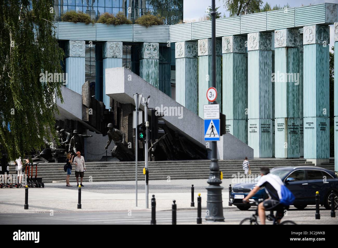 28 giugno 2019 - Varsavia, Polonia - la gente cammina di fronte alla Corte Suprema della Polonia..lunedì scorso, la Corte di giustizia europea ha stabilito che PolandÂ la riduzione dell'età pensionabile dei giudici della Corte Suprema viola la legge dell'Unione europea. L'avvocato generale della Corte di giustizia europea ha rilasciato una dichiarazione in cui si afferma che una nuova sezione disciplinare della Corte suprema, e wonâ€™non rendono un sistema giudiziario più indipendente secondo il diritto dell'UE. (Immagine di credito: © Omar Marques/SOPA Images via ZUMA Wire) Foto Stock