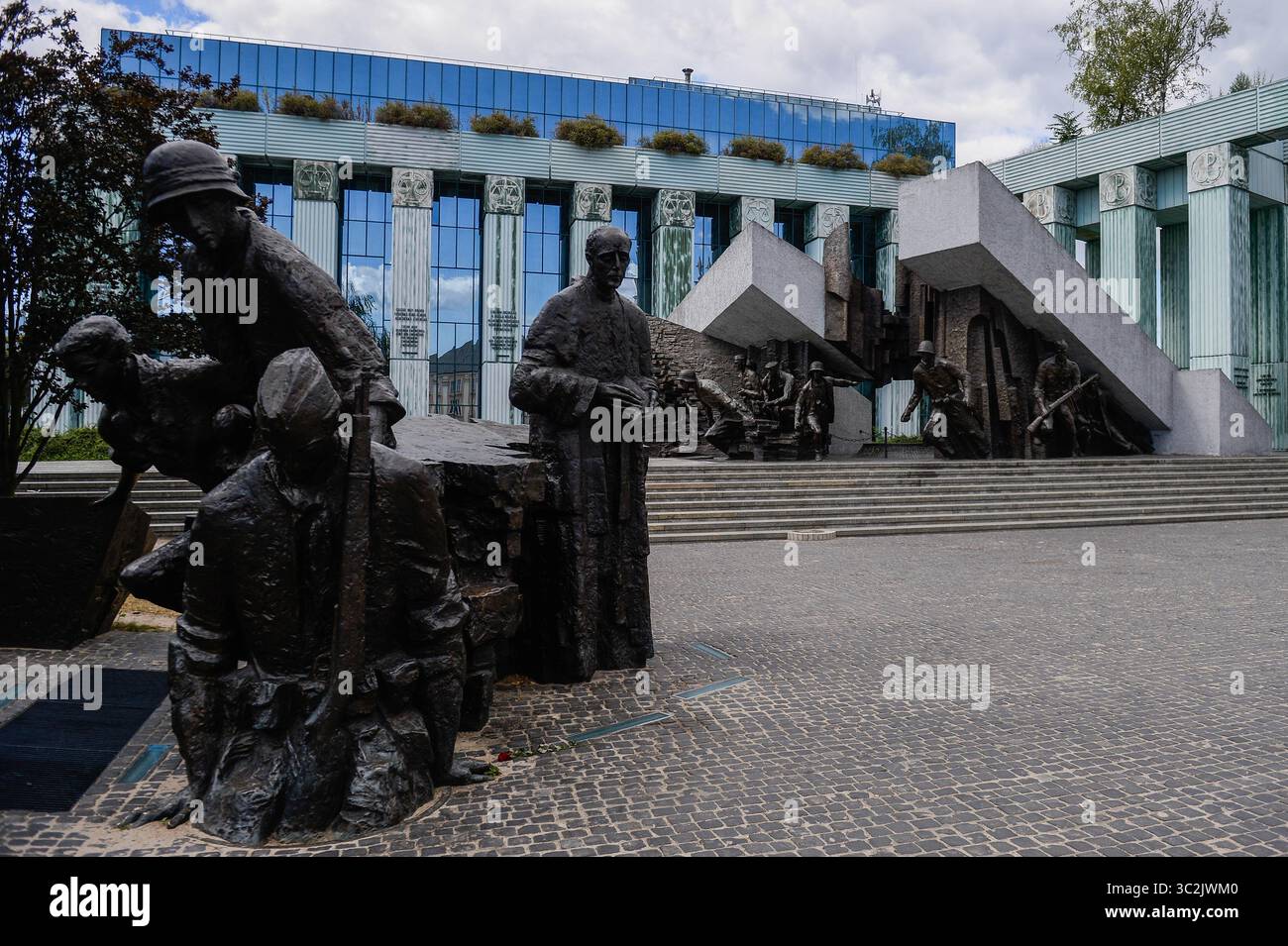 28 giugno 2019 - Varsavia, Polonia - il monumento della rivolta di Varsavia visto di fronte alla Corte Suprema della Polonia..lunedì scorso, la Corte di giustizia PolandÂ europea ha stabilito che la riduzione dell'età pensionabile dei giudici della Corte Suprema viola la legge dell'Unione europea. L'avvocato generale della Corte di giustizia europea ha rilasciato una dichiarazione in cui si afferma che una nuova sezione disciplinare della Corte suprema, e wonâ€™non rendono un sistema giudiziario più indipendente secondo il diritto dell'UE. (Immagine di credito: © Omar Marques/SOPA Images via ZUMA Wire) Foto Stock