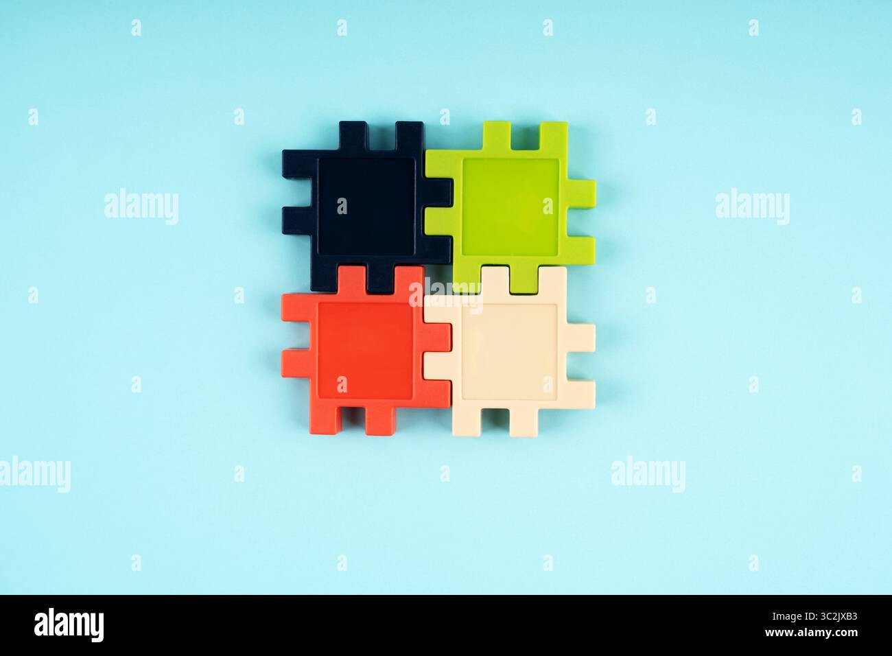 Quattro pezzi di puzzle colorato su sfondo blu Foto Stock