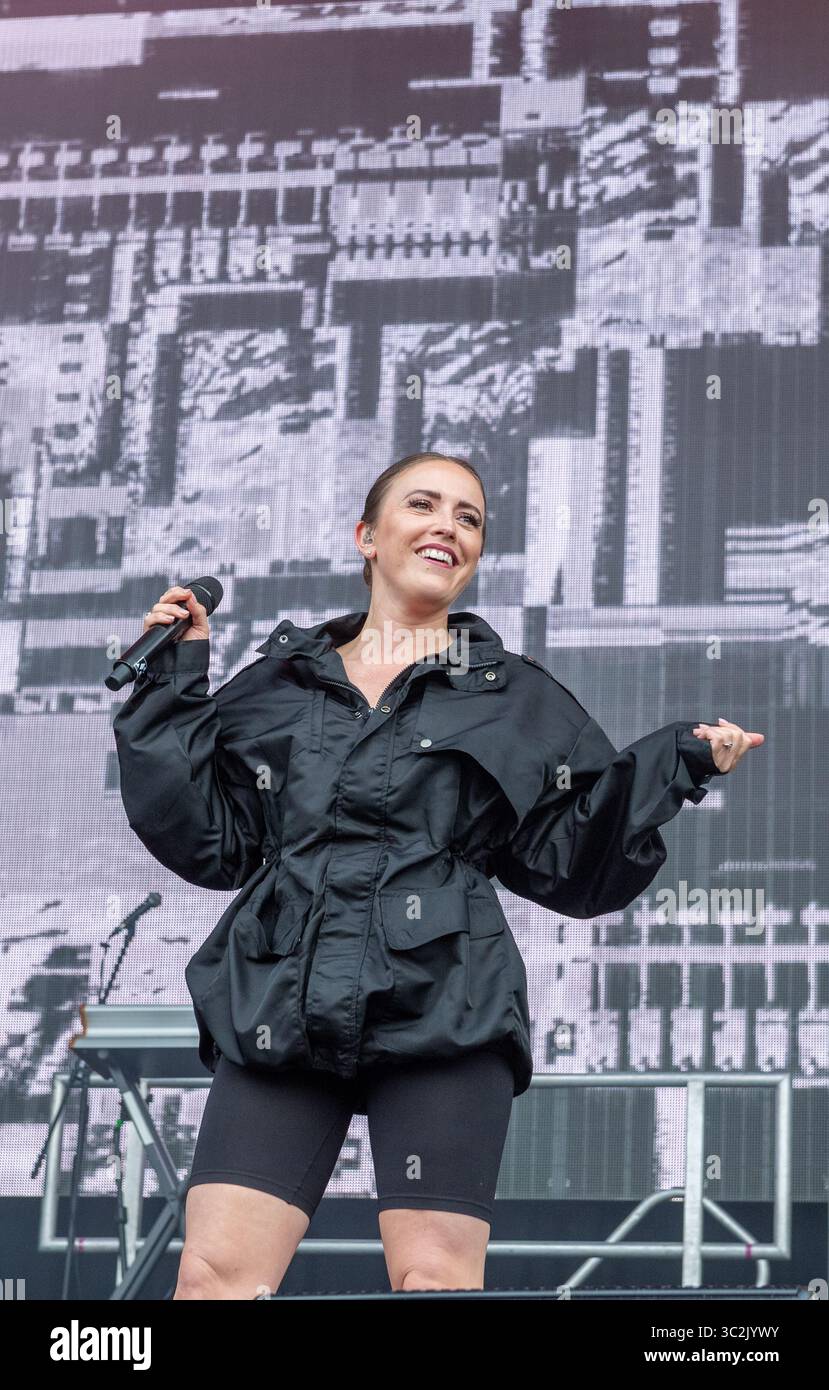 Natasha Bedingfield è una cantante/cantautrice pop multi-platino, dal vivo sul palco del festival Splendour 2025, Nottingham. Foto Stock