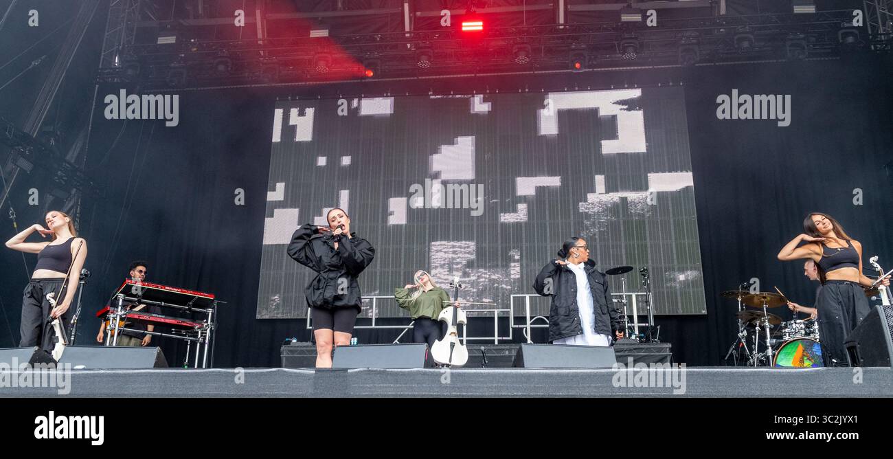 Natasha Bedingfield è una cantante/cantautrice pop multi-platino, dal vivo sul palco del festival Splendour 2025, Nottingham. Foto Stock