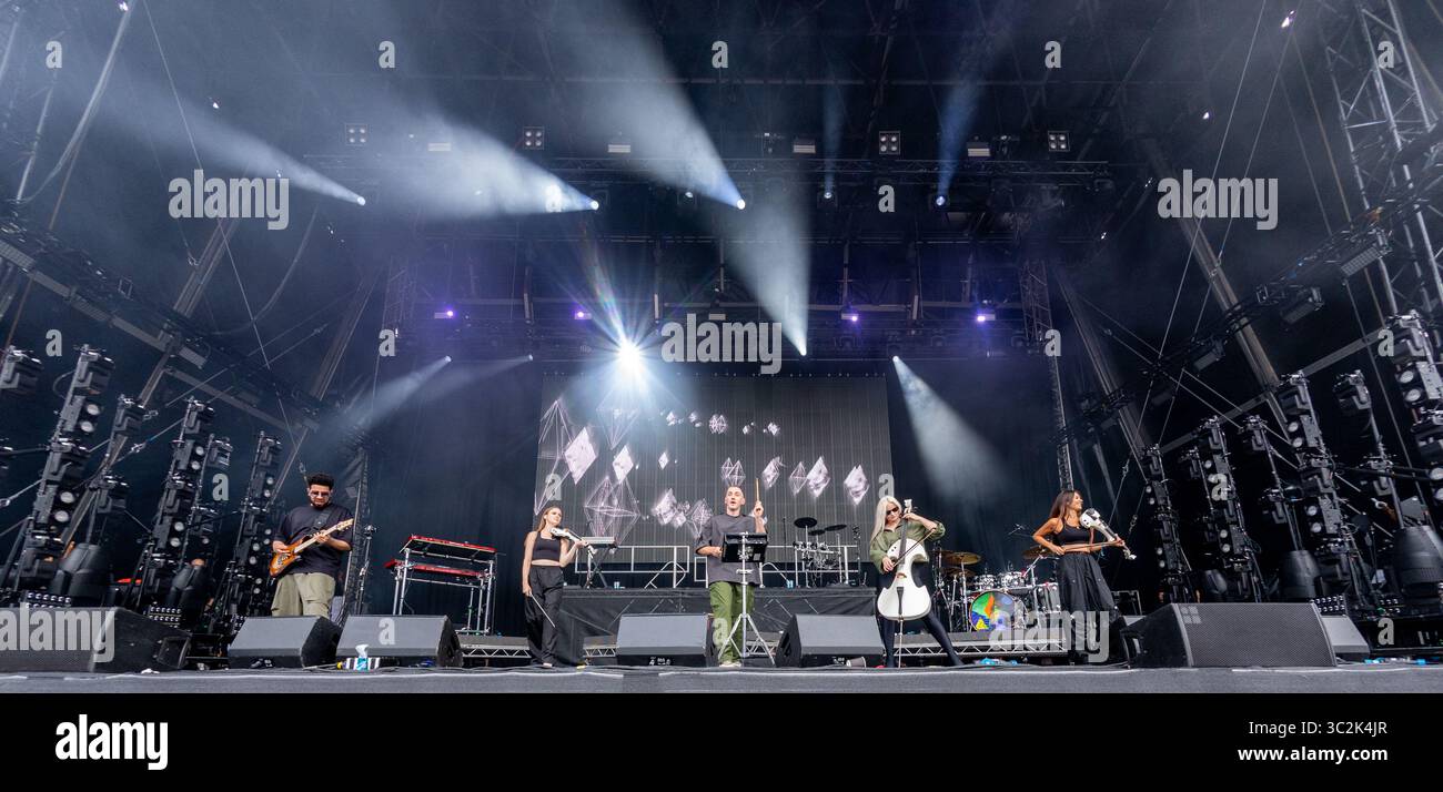 Natasha Bedingfield è una cantante/cantautrice pop multi-platino, dal vivo sul palco del festival Splendour 2025, Nottingham. Foto Stock