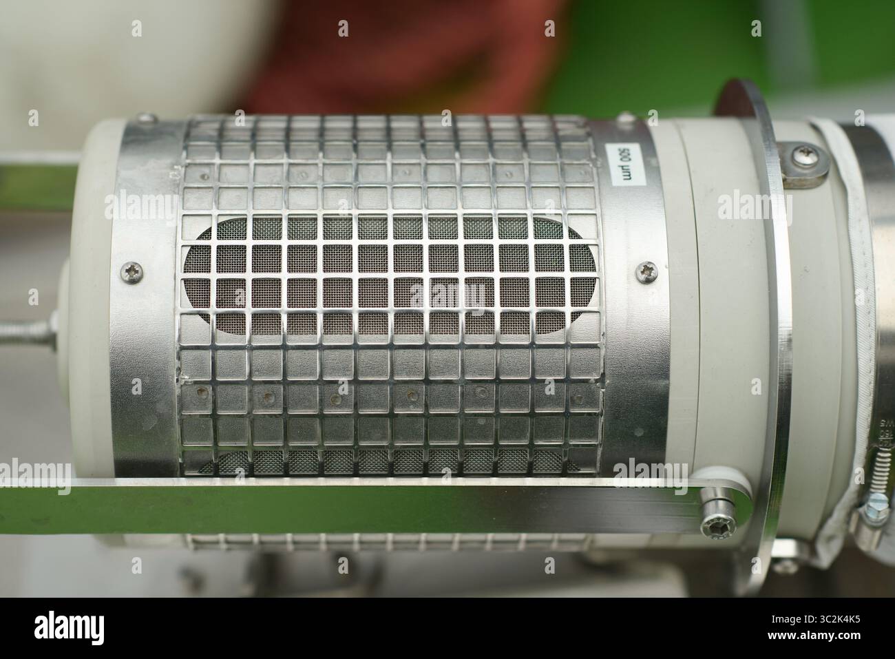 Filtro di aspirazione in acciaio inox con griglia quadrata e filtro a rete interno per catturare particelle di fiume più grandi durante il campionamento acquatico per analisi scientifiche Foto Stock