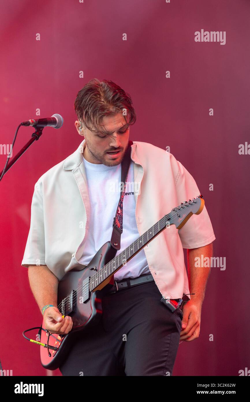 The Publics, una Indie Rock Band che si esibisce dal vivo sul palco del festival Splendour 2025, Nottingham. Foto Stock