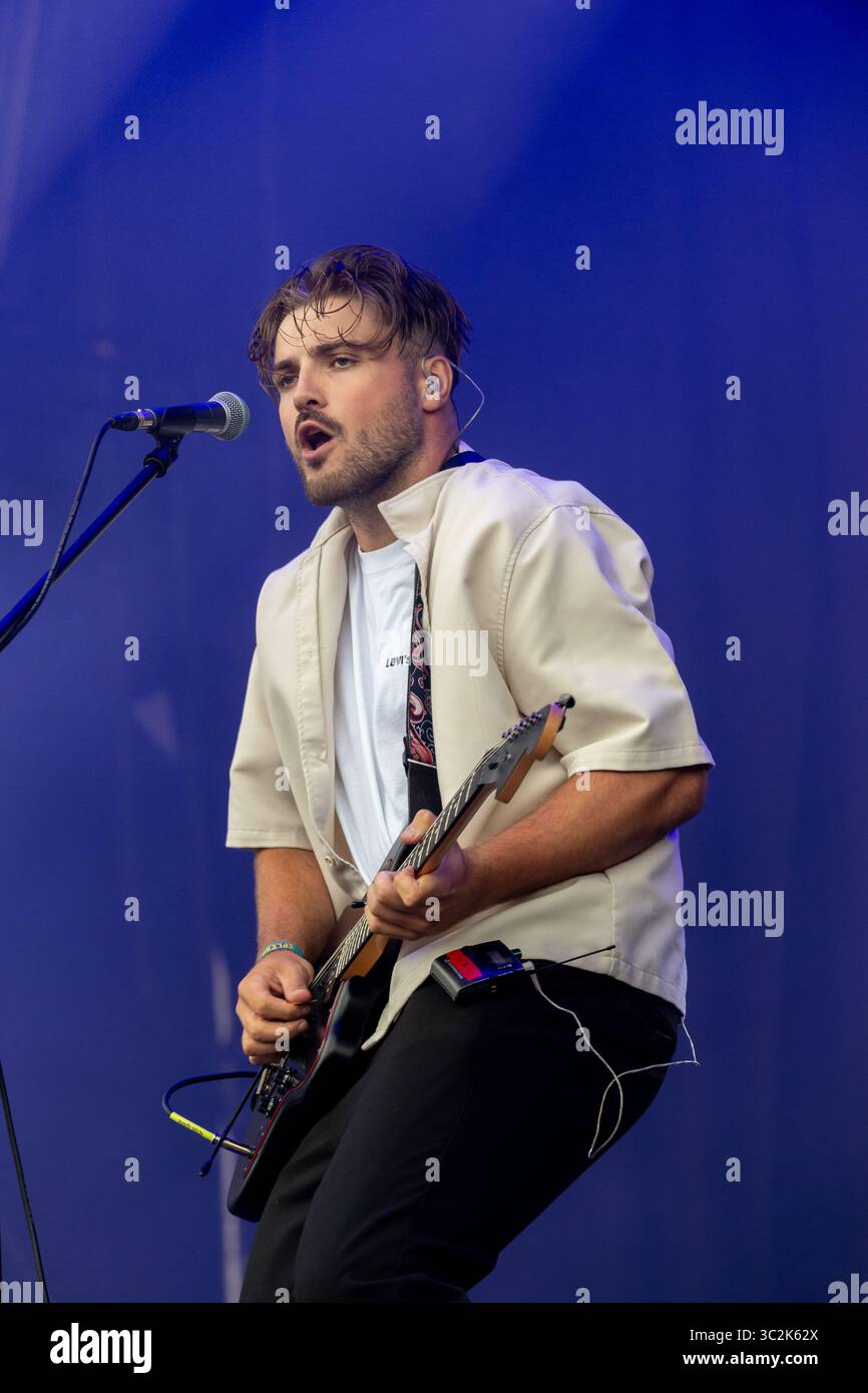 The Publics, una Indie Rock Band che si esibisce dal vivo sul palco del festival Splendour 2025, Nottingham. Foto Stock