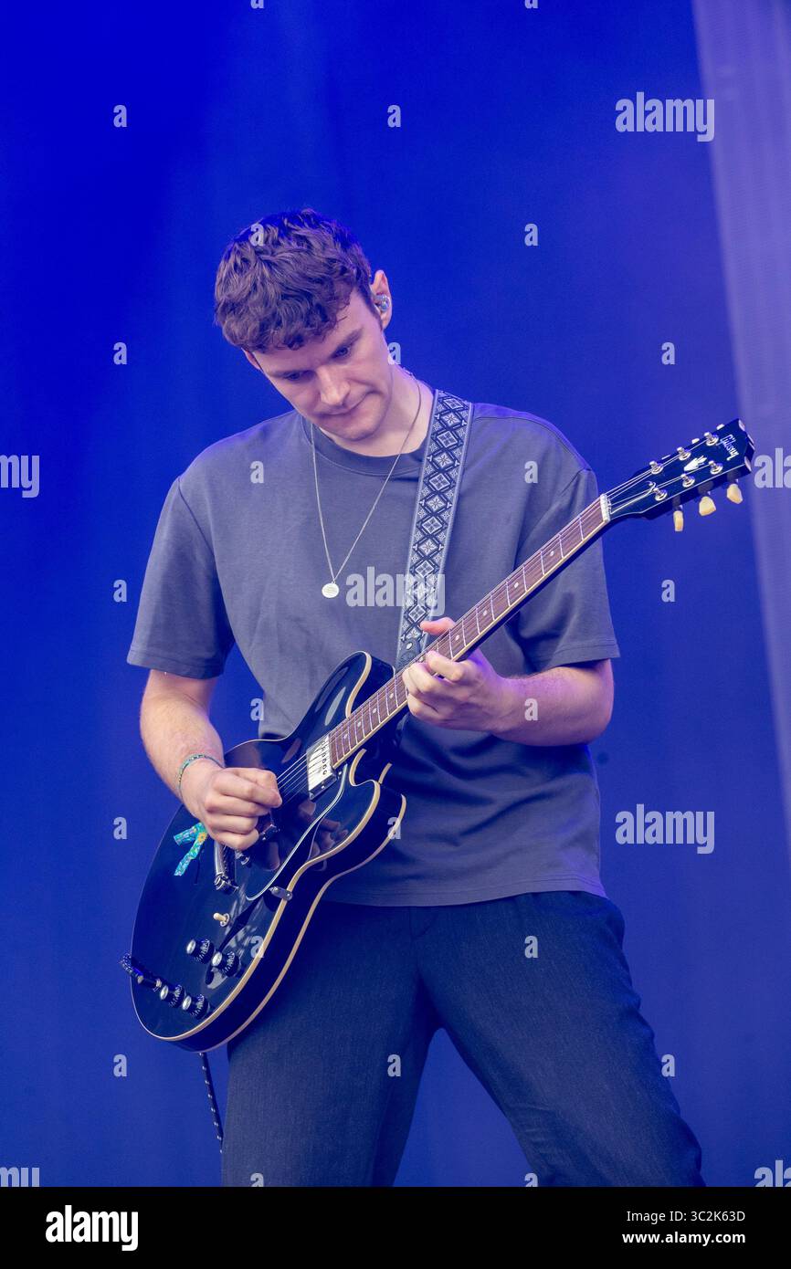 The Publics, una Indie Rock Band che si esibisce dal vivo sul palco del festival Splendour 2025, Nottingham. Foto Stock