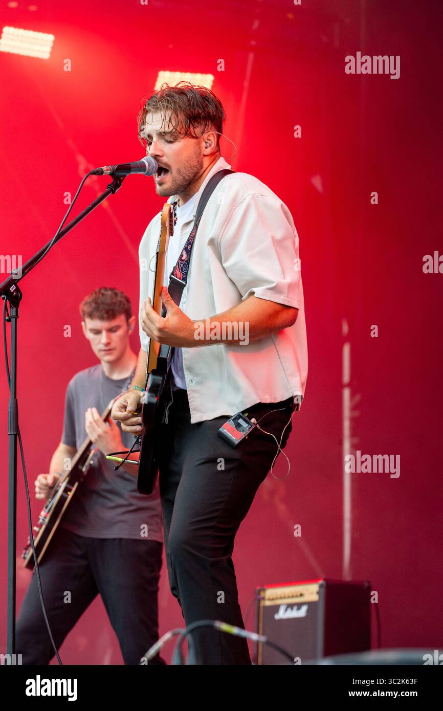 The Publics, una Indie Rock Band che si esibisce dal vivo sul palco del festival Splendour 2025, Nottingham. Foto Stock