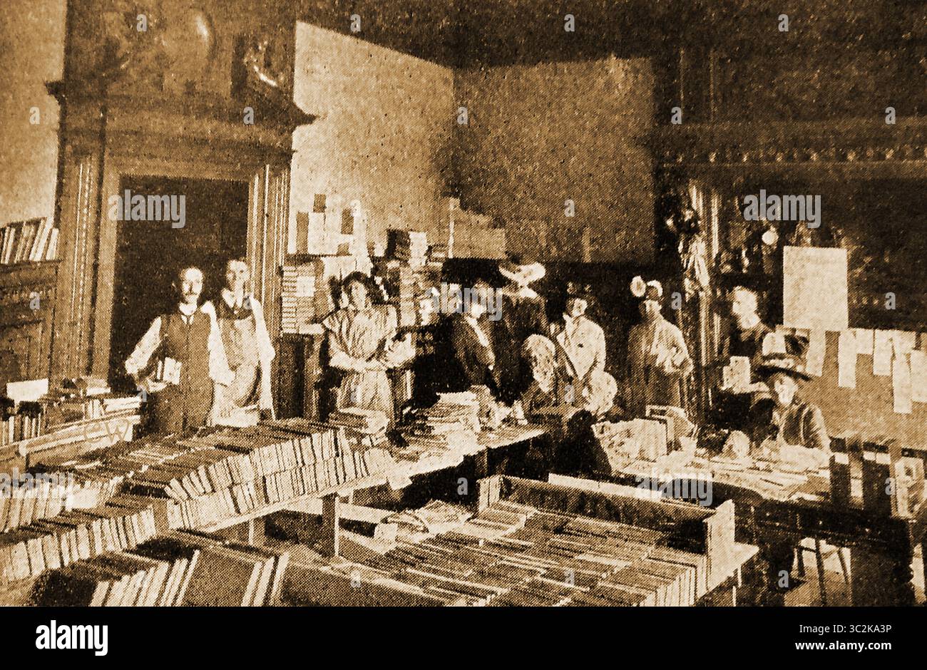 Una scena nella War Library nel 1915 - creata da Helen Mary Gaskell, usando la sostanziosa casa vuota di Lady Battersea a Londra Surrey House (vicino a Marble Arch) e inaugurata nel 1914. Nel 1915 fu brevemente conosciuta come la "Croce Rossa e Biblioteca dell'ordine di San Giovanni" tra le foto ci sono Lady Battersea, la signora H Brooks Gaskell e la signora Alfred Key. Il cinema regale in seguito occupò il sito. Foto Stock