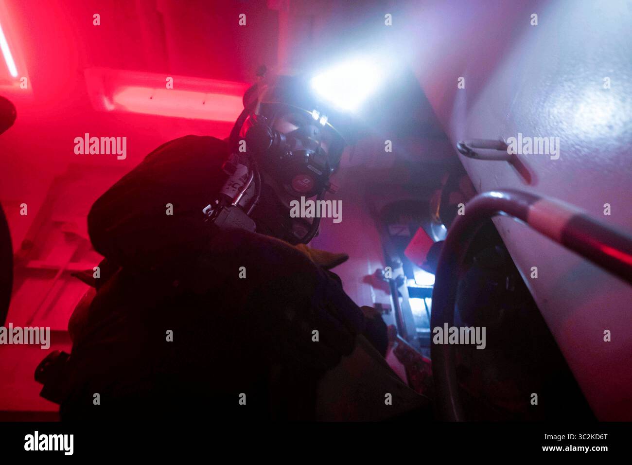 26 giugno 2019 - Philippine Sea - Damage Controlman 3rd Class Alexa Castillo, di Albuquerque, N.M., ispeziona l'integrità di uno spazio durante un'esercitazione per il controllo dei danni a bordo del cacciatorpediniere missilistico guidato classe Arleigh Burke USS McCampbell (DDG 85). McCampbell è schierato in avanti nell'area di operazioni della 7th Fleet degli Stati Uniti a sostegno della sicurezza e della stabilità nella regione Indo-Pacifico. (Immagine di credito: © U.S. Navy/ZUMA Wire/ZUMAPRESS.com) Foto Stock