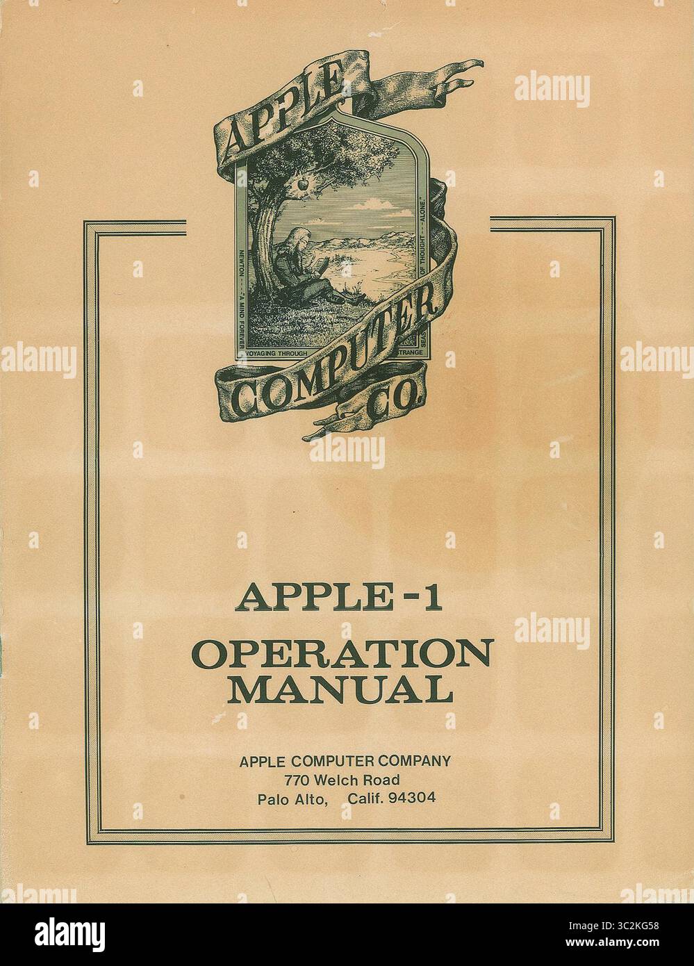 28 giugno 2019 - Boston, Massachusetts, Stati Uniti - Apple-1 computer Operation Manual potrebbe recuperare $ 10k un manuale operativo Apple-1 originale estremamente raro del 1976 sarà messo all'asta da RR Auction con sede a Boston. Il manuale operativo Apple-1 originale d'epoca pubblicato dalla Apple computer Company intorno al 1976, 12 pagine, con il logo originale Apple sulla copertina, progettato dal co-fondatore della Third Apple Ron Wayne e che mostra Isaac Newton seduto con cura sotto un albero, con una mela lucente che sdraia sopra la testa. Il Manuale operativo contiene informazioni su come mettere in funzione il sistema utilizzando Foto Stock