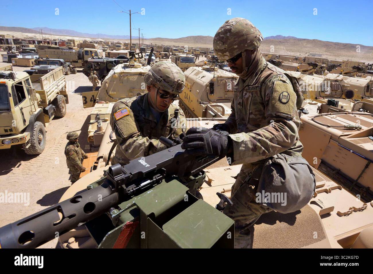 1 luglio 2019 - Fort Irwin, California, Stati Uniti - Army SPC. Nicolas Benitez-Romero, a sinistra, un cannoniere e Army SPC. Paul Quinichett, un autista, entrambi assegnati alle North Carolina National Guards (NCNG) A Battery, 1-113th Field Artillery Regiment, 30th Armored Brigade Combat Team (ABCT) monta un m2 .50 Caliber Machine Gun M109A6 Paladin autopropulsore, California 2019. I soldati ABCT si schierarono negli NCNG operazione Hickory Sting per l'NTC per il miglior addestramento di combattimento disponibile nell'esercito degli Stati Uniti preparandoli Foto Stock