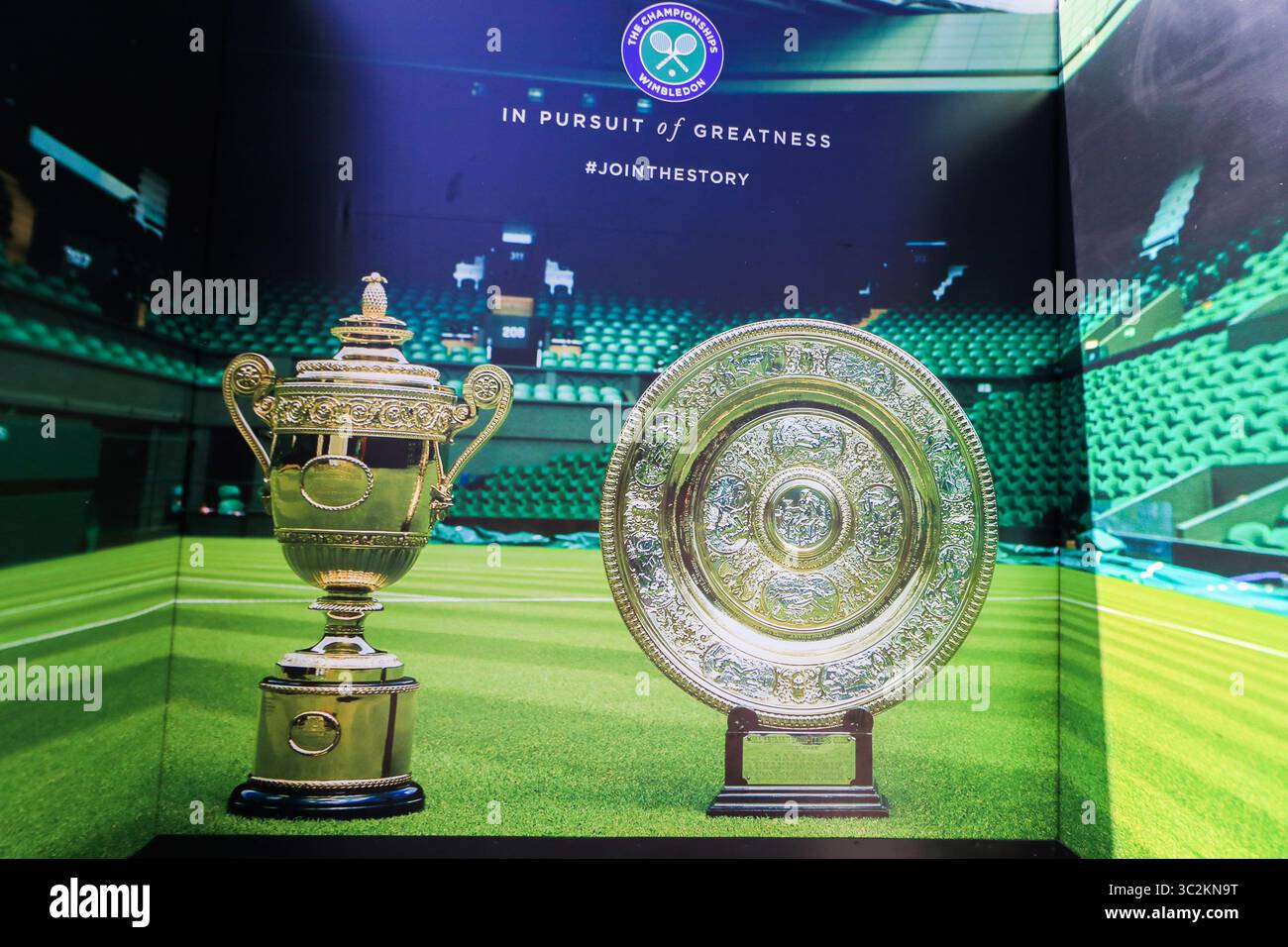 4 luglio 2019 - Londra, Regno Unito - Una foto dei trofei uomo e donna di Wimbledon esposta nel centro di Wimbledon a Londra. (Immagine di credito: © immagini Amer Ghazzal/SOPA tramite cavo ZUMA) Foto Stock